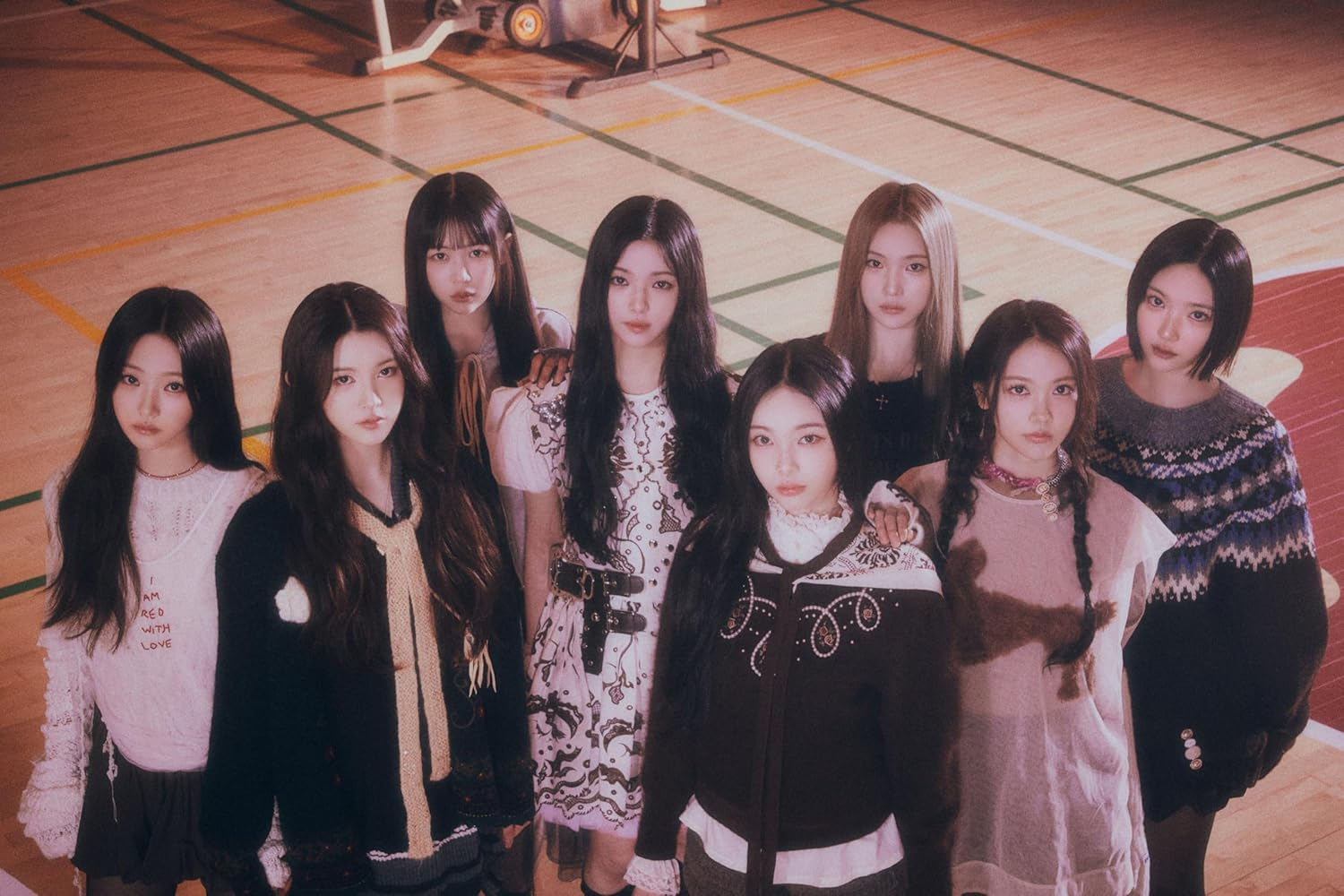 Hearts2Hearts the Chase 1St Single Album with Tracking Sealed H2H (Full Set(2Photo Book+2Mini Book+Package)) image number 1