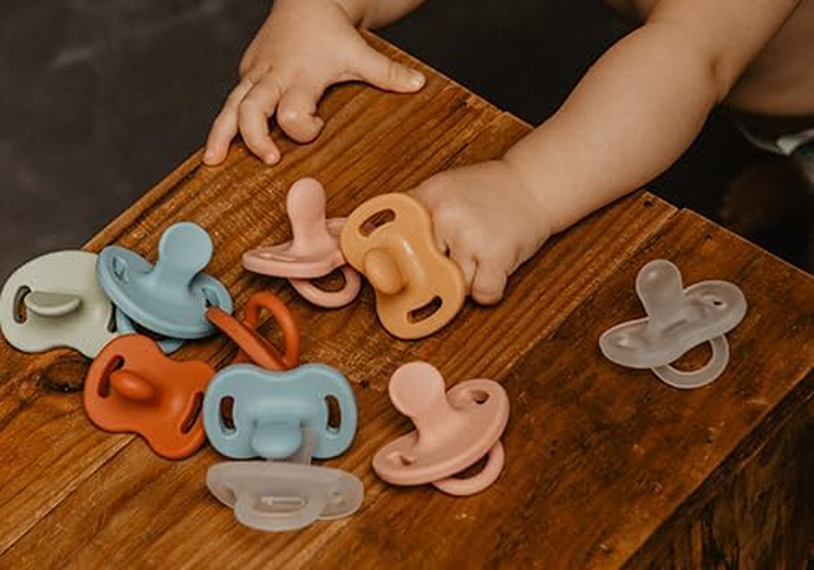 Suavinex Ultra-Light All Silicone Soother with SX Pro Physiological Teat for Babies 6-18 Months, Super Soft and Flexible, Ideal for Sleeping, Colour Essence Mustard