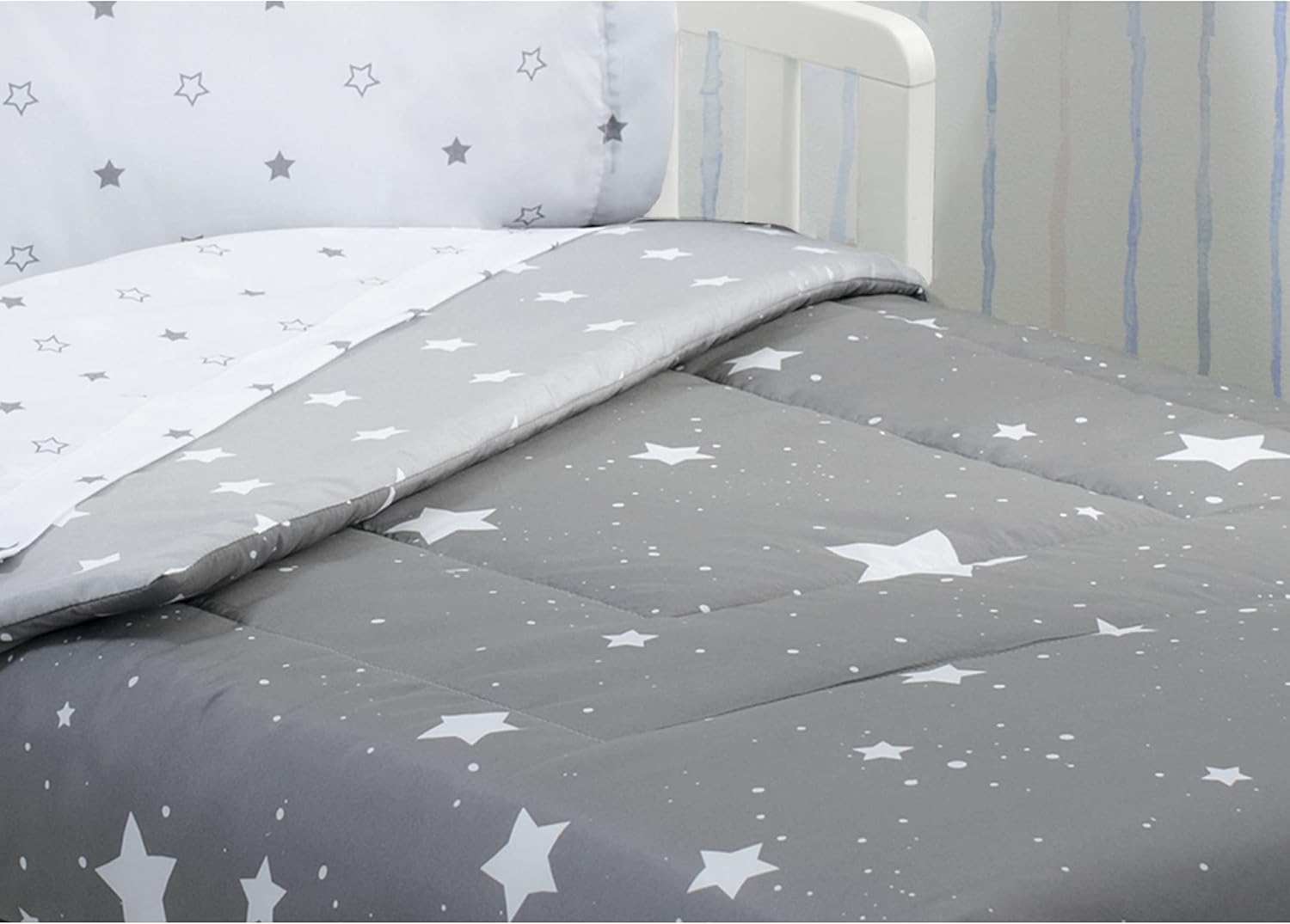 Delta Children 4 Piece Toddler Bedding Set for Boys - Reversible 2-In-1 Comforter - Includes Fitted Comforter to Keep Little Ones Snug, Bottom Sheet, Top Sheet, Pillow Case - Dusty Skies, Grey Stars