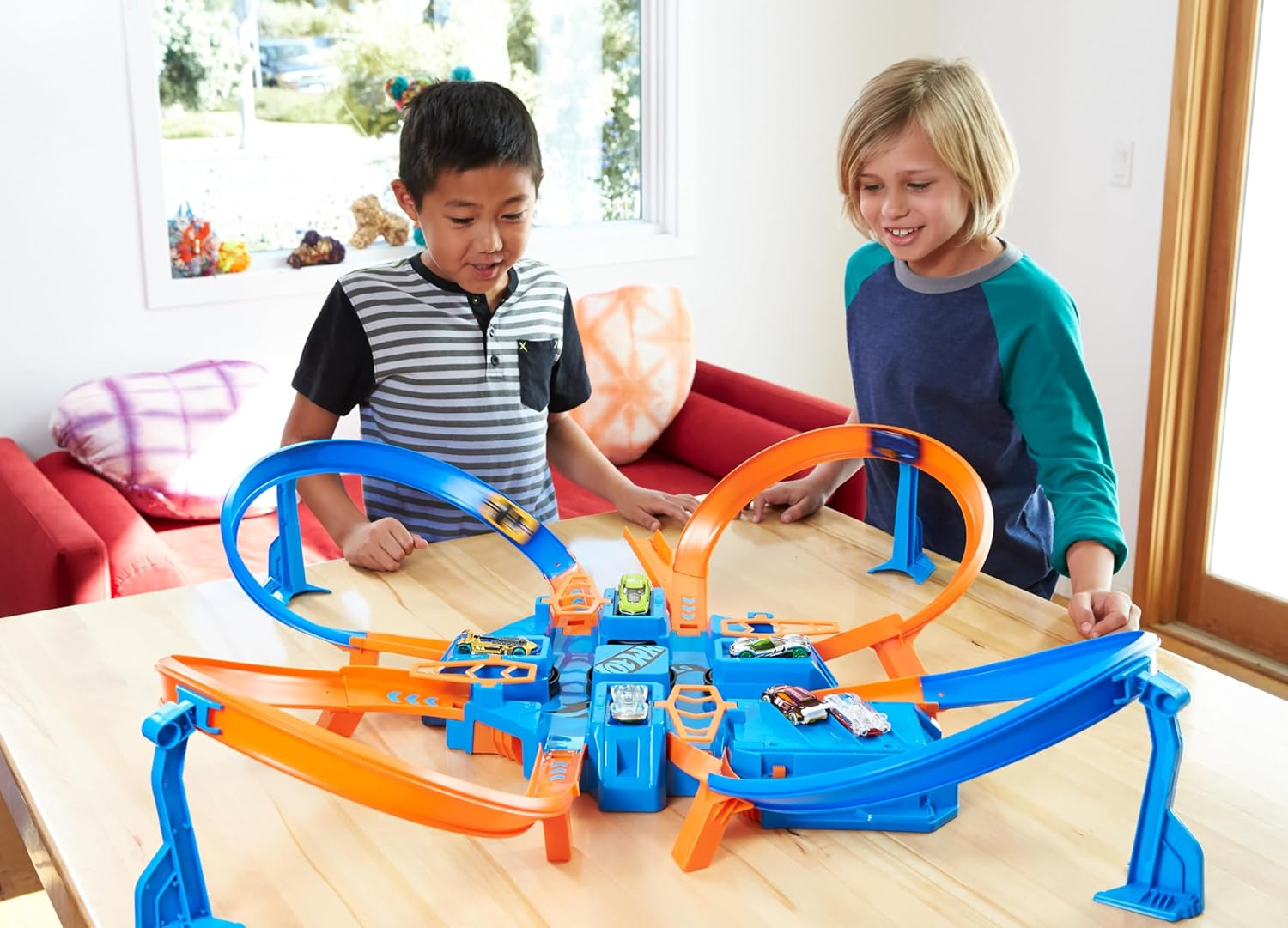 Hot Wheels Track Set with 1:64 Scale Toy Car, 4 Intersections for Crashing, Powered by a Motorized Booster, Criss-Cross Crash Track image number 1