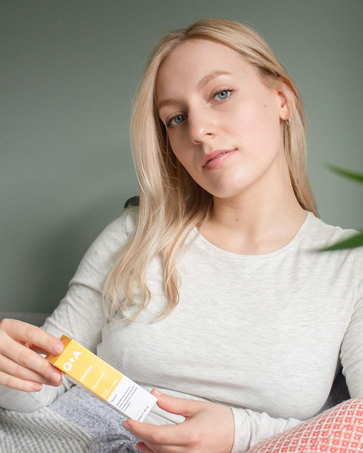 Q+A Peptide Facial Serum - Anti-Ageing Peptide Face Serum for Revitalised, Youthful Skin, Water-Based Fast Absorption &ndash; Contains Pure Peptide, Magnesium PCA, and Hyaluronic Acid for Hydration, 30Ml