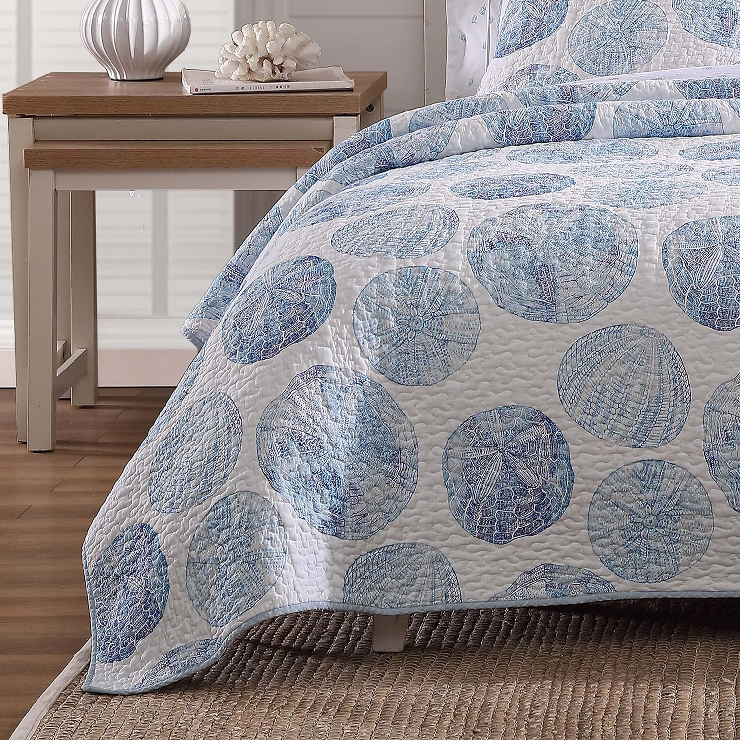 Tommy Bahama - Queen Quilt Set, Reversible Cotton Bedding with Matching Shams, Lightweight Home Decor for All Seasons (Ocean Isle Blue, Queen) image number 4