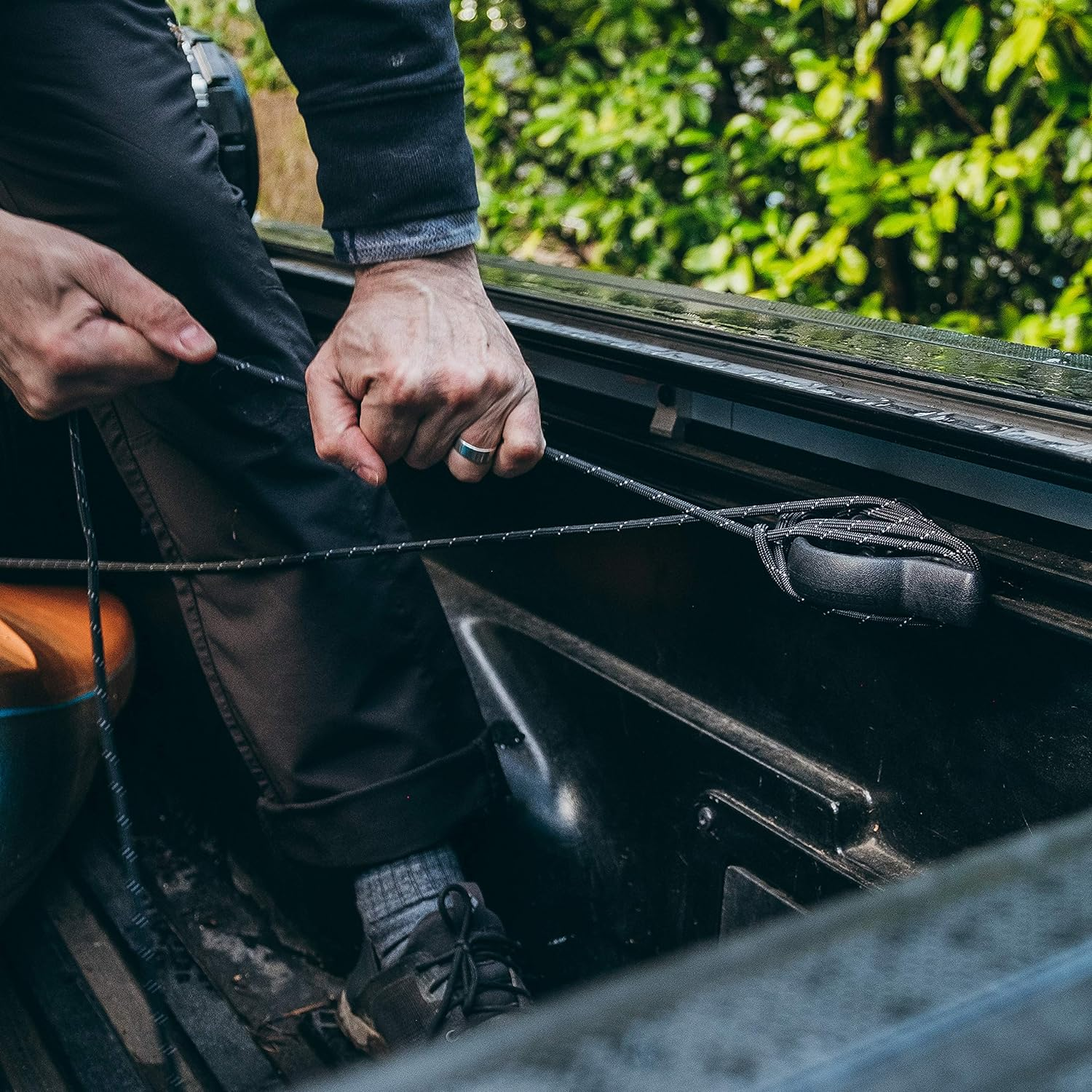 Gear AID 1100 Paracord and Carabiner, 5.5 Mm Heavy-Duty Cord for Camping and Survival, Black Reflective