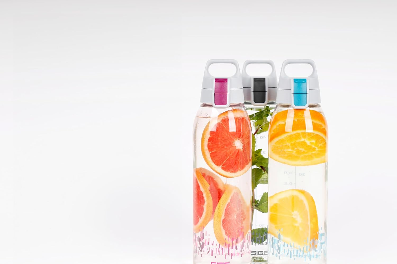 SIGG - Tritan Renew Transparent Water Bottle - Total Clear ONE Myplanet Anthracite - Suitable for Carbonated Beverages - Dishwasher Safe - with Fruit Strainer - Leakproof - BPA Free - Grey - 51 Oz - Berry Myplanet image number 3