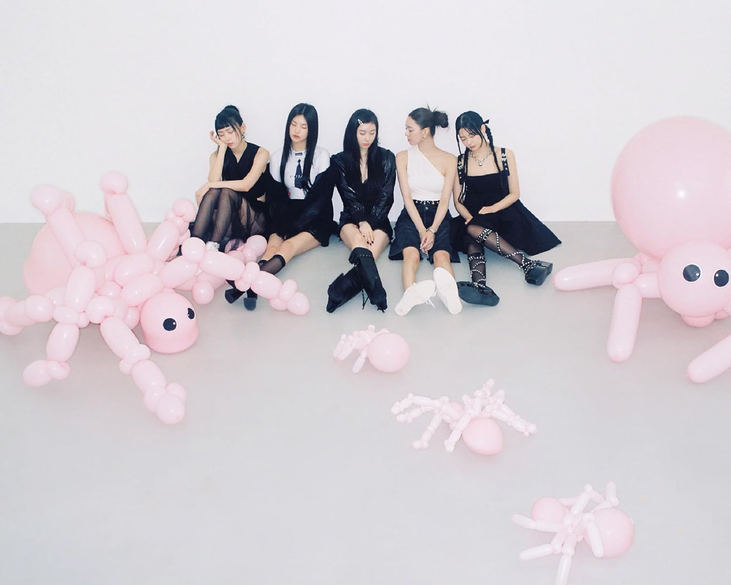 ITZY Gold 2Nd Album Standard Random Version Cd+72P Photobook+1P Folding Poster on Pack+2P Postcard+2P Photocard+Tracking Sealed image number 1