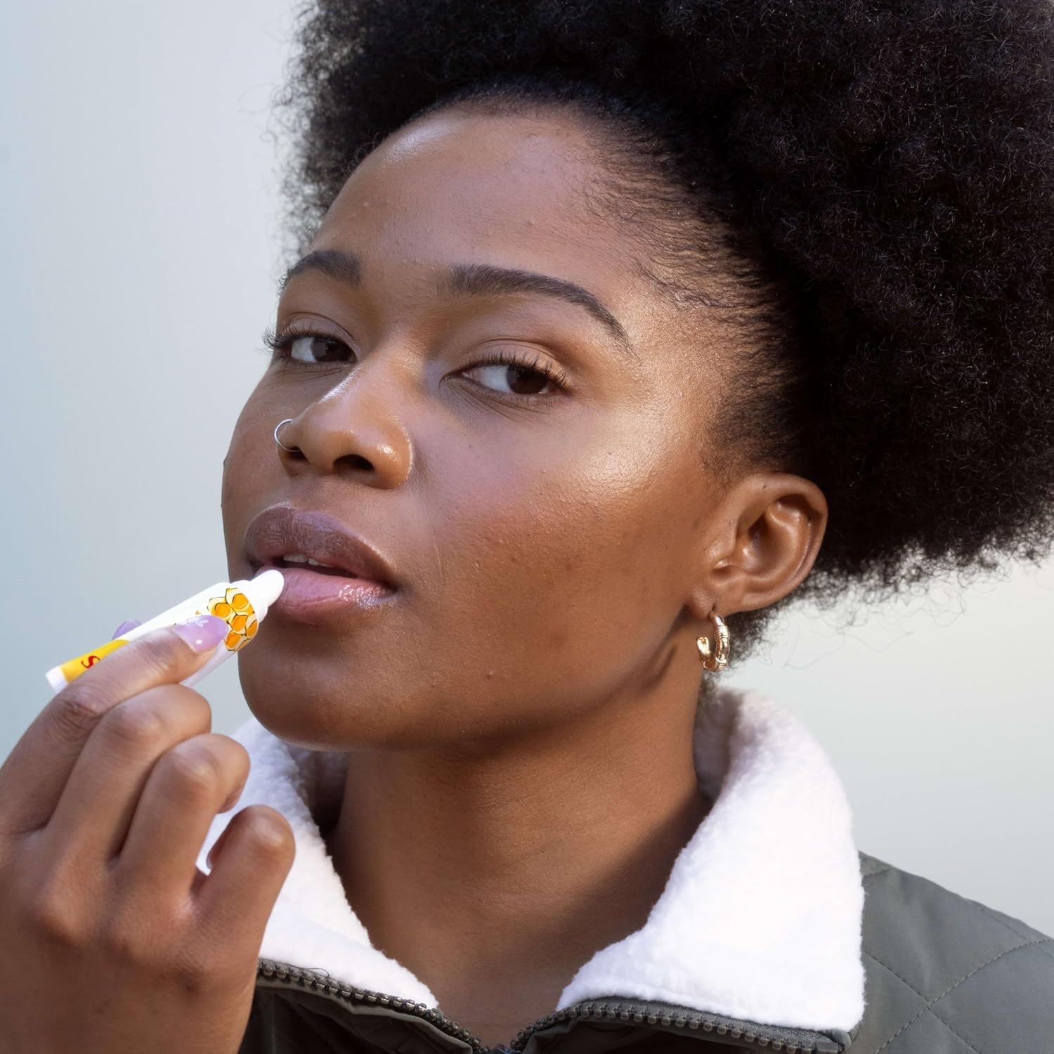 Burt'S Bees Rescue Lip Relief, Honey Vanilla, Hydrating Lip Balm for Dry Cracked Lips, with Responsbily Sourced Beeswax and Shea Butter, 100% Natural Origin, 1 Squeezy Tube, 0.35Oz image number 3