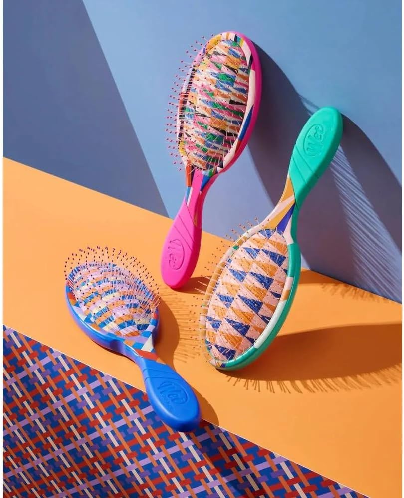 Wetbrush Pro Detangler Artful Ace-Flag up &ndash; Ultra-Soft Intelliflex Bristles for All Hair Types &ndash; Pain-Free Detangling for Men & Women