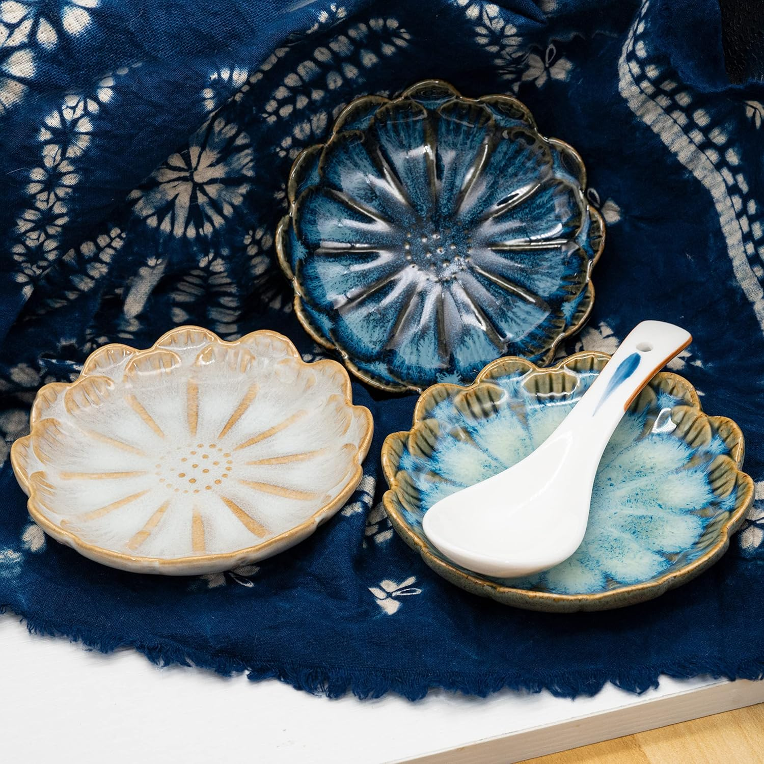 LINXUXIE Ceramic Stable Spoon Rest 3PCS Multifunctional Glaze Ceramic Dinner Plates Set Heat Resistant Porcelain Spoon Utensil Holder in Kitchen Counter Kitchen Dining Table Decor (Sunflower 3PCS) image number 4