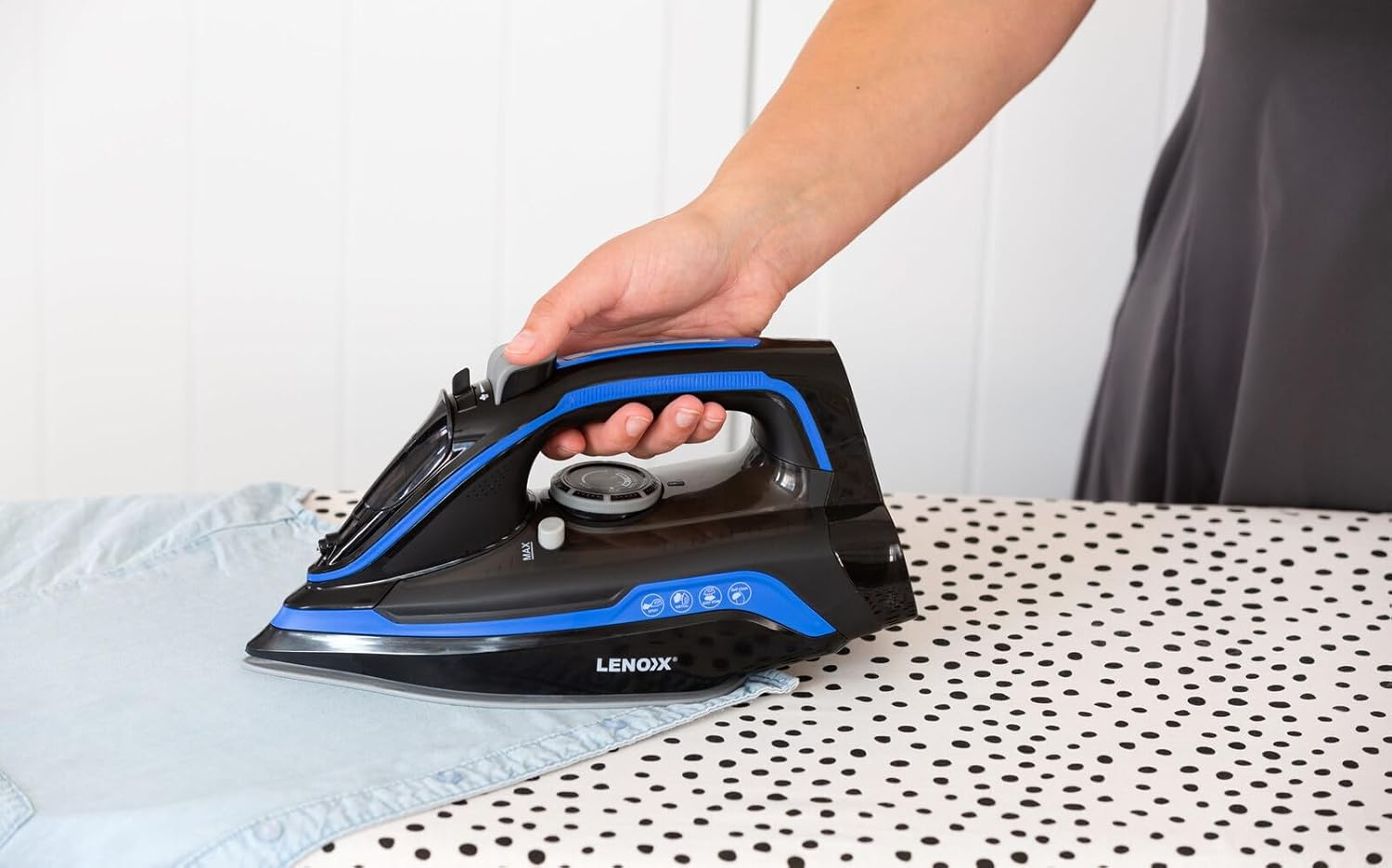 Lenoxx Cordless Steam Iron with Ceramic Plates - 360&deg; Charging Base, Self-Cleaning, 2200W Power, Integrated Water Spray, Lightweight Design - Effortless Ironing and Maintenance image number 5