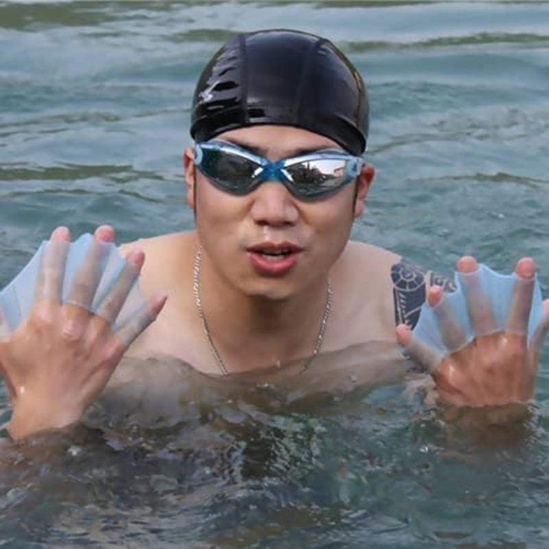 1 Pair Silicone Swimming Hand Webbed Silicone Swim Gear Fins Hand Webbed Flippers for Snorkeling image number 3