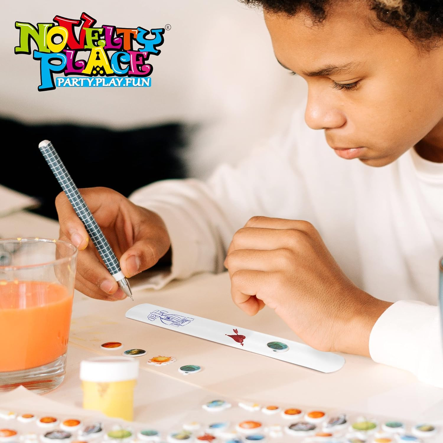 Novelty Place White Slap Bracelets, DIY Blank Party Wrist Strap Snap Band for Adult Teens & Kids - Classroom Craft Activity Prize Gift Costume (Pack of 25)