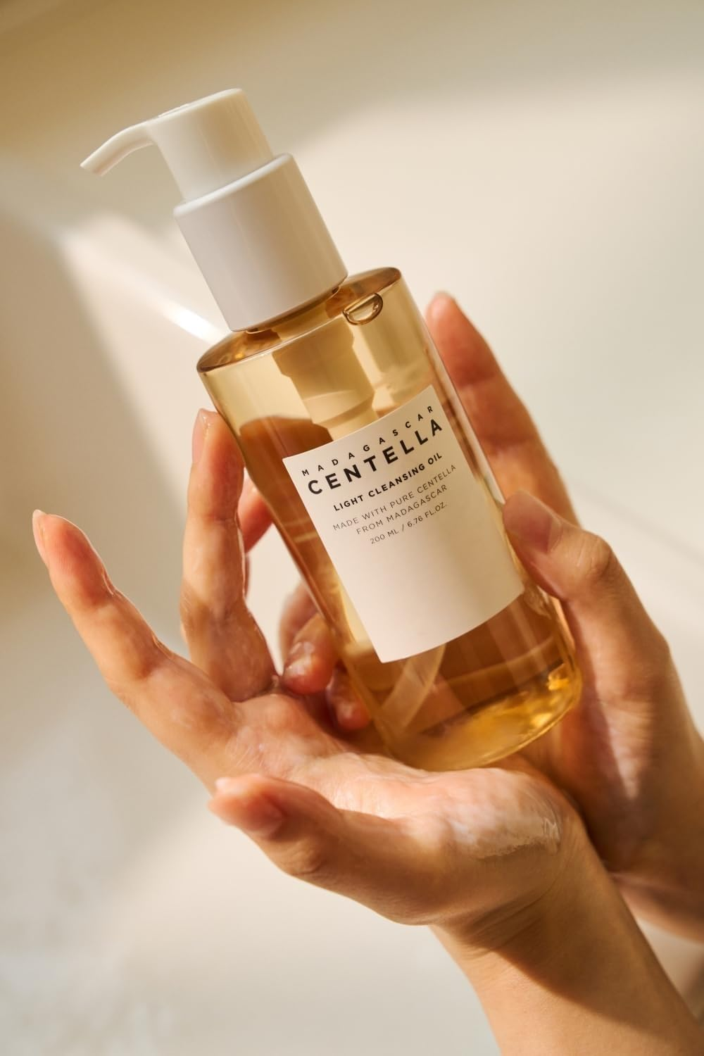 Madagascar Centella Light Cleansing Oil, Pure Centella Asiatica Extract, Korean Skincare Face Cleanser and Makeup Remover, 200Ml/6.76 Fl.Oz image number 4