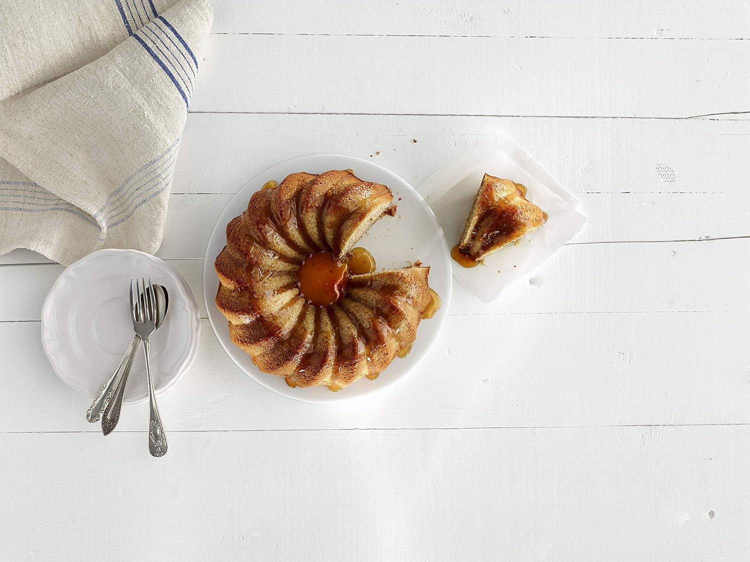 L&eacute;ku&eacute; 2400 Ml Deep Savarin Cake Mould, Black image number 3