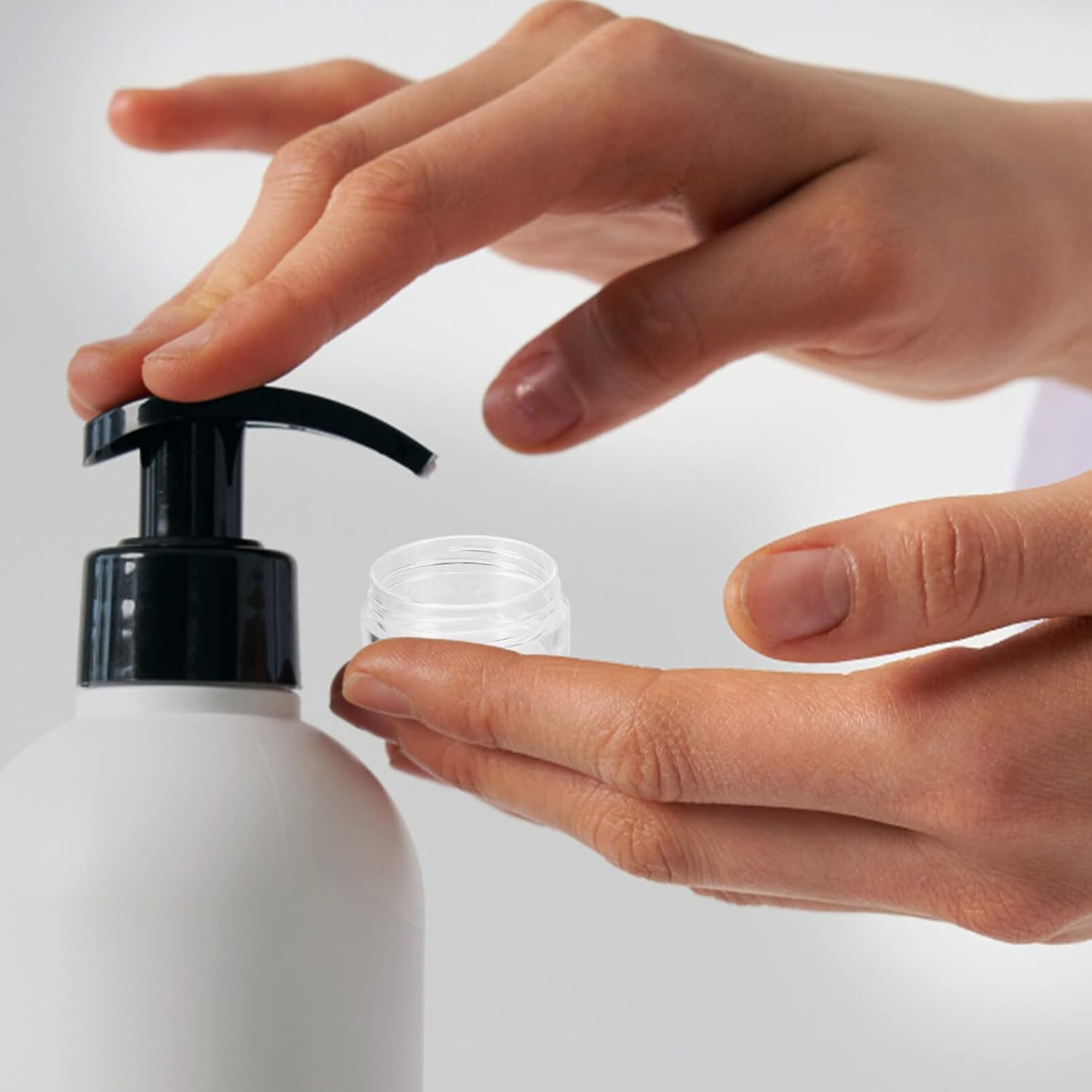 Alipis Small round Travel Cream Containers 5G Refillable Plastic Jars with Seal Lids for Facial Skincare Makeup Storage and Portable Sub Containers image number 5