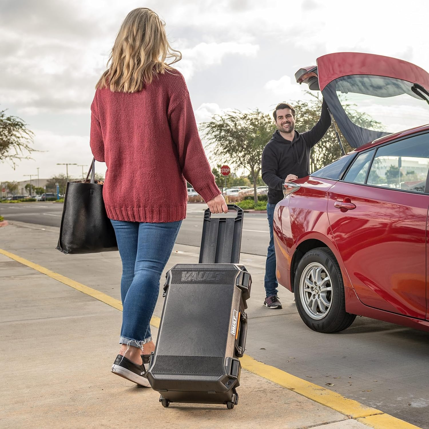 Pelican Vault - V525 Case with Foam for Camera, Drone, Equipment, Electronics, Gear, and More (Black) image number 2