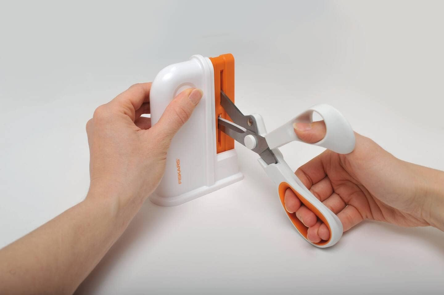 Fiskars 1020499 Scissors Sharpener, 9 X 4 X 13.8 Cm, White/Orange