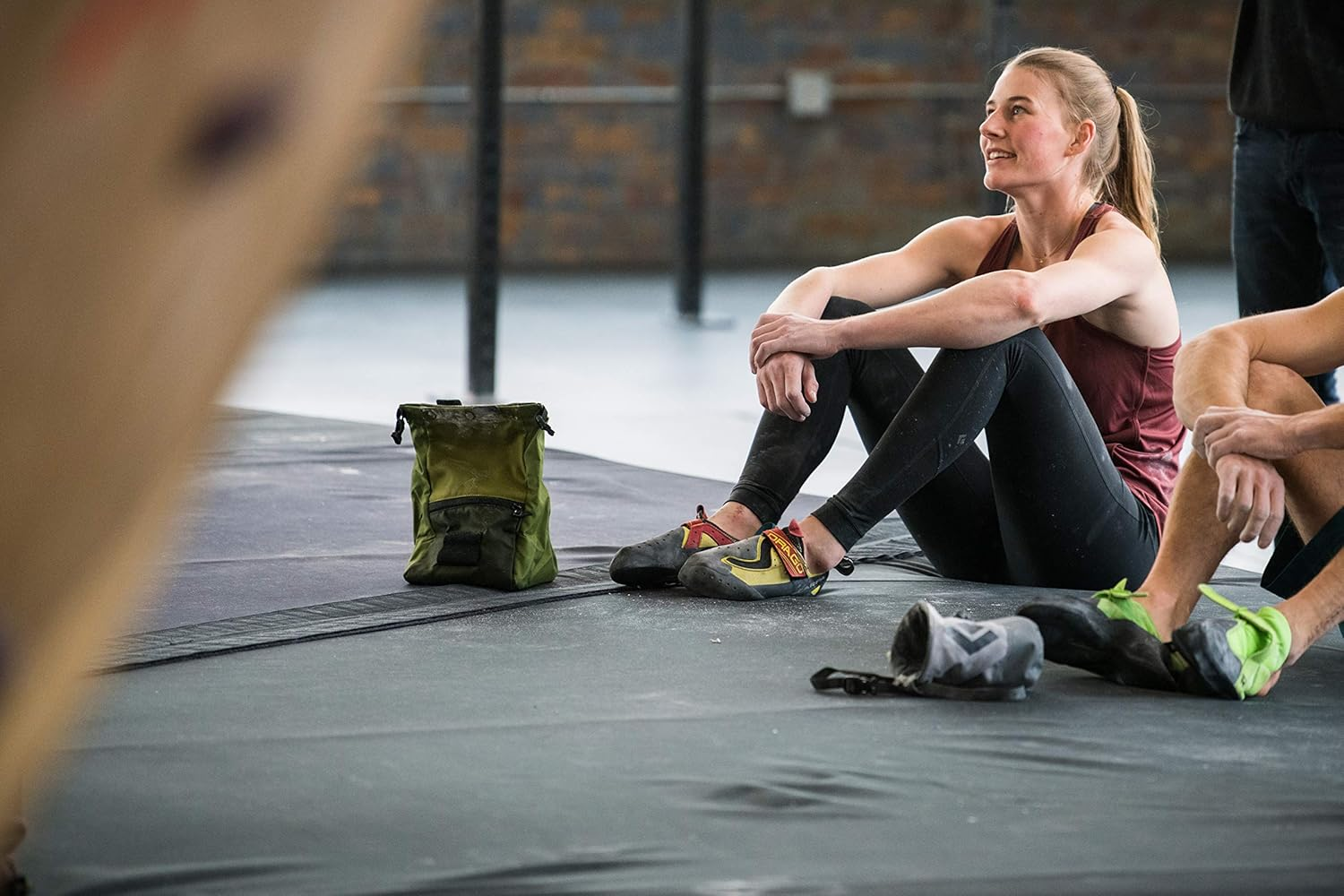 Black Diamond 300 G White Gold Loose Rock Climbing Chalk for Hand Grip image number 1