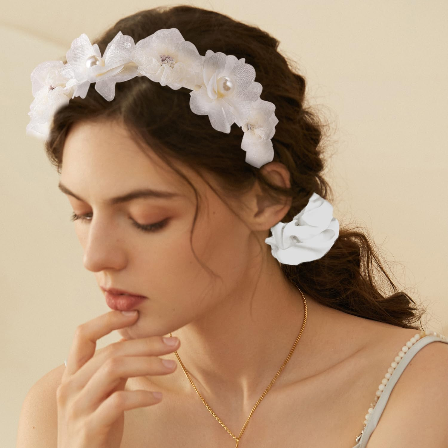 1 X Simulated Flower Headband and 1 X White Hair Ring, Simple and Elee Hair Accessories, Elastic Hair Rings, Cute and Cute Hair Accessories.