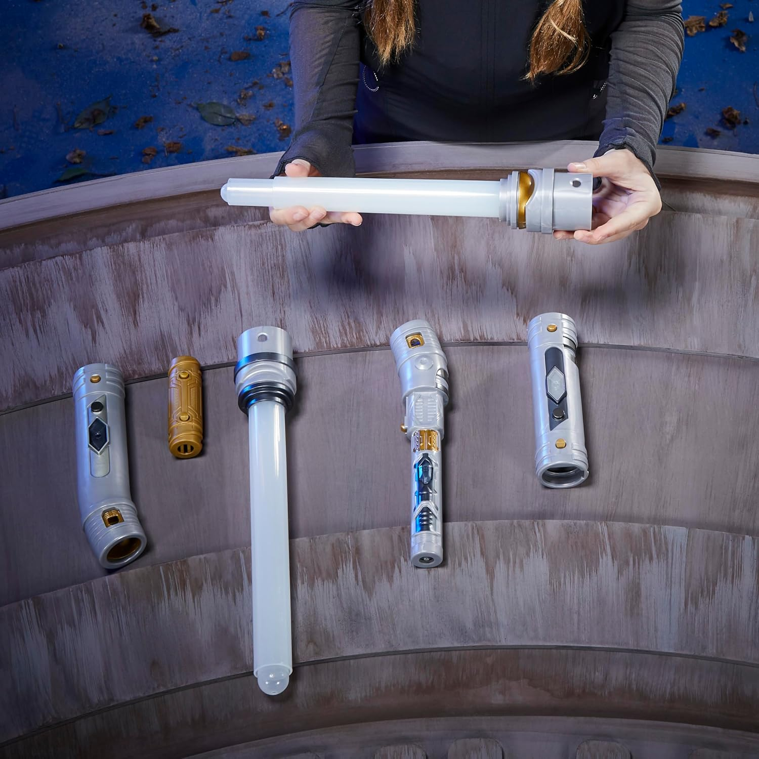 Star Wars Lightsaber Forge Ultimate Ahsoka Masterworks Set, Double-Bladed White Customizable Electronic Lightsaber, Star Wars Toys for Kids image number 3