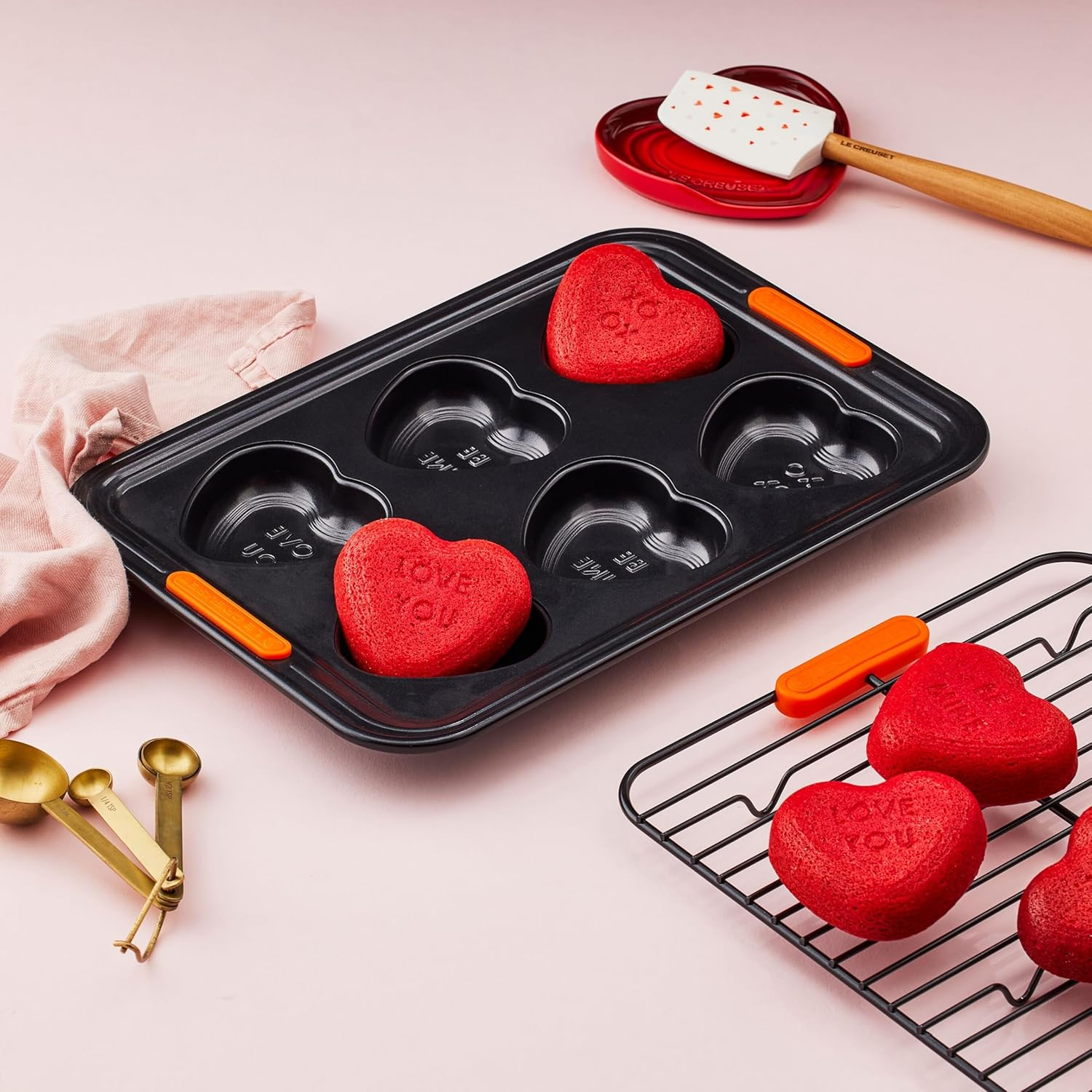 Le Creuset Non Stick Bakeware 6 Cup Conversation Heart Tray