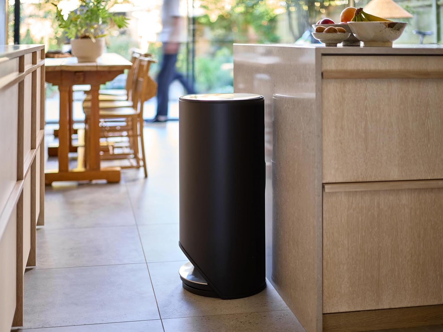 Joseph Joseph Arc 30L Slimline Pedal Bin with Easy Push Pedal, Liner Pocket, Odour Seal, Soft-Close Lid, Fingerprint-Proof, Removable Inner Bucket, Carbon Black image number 3