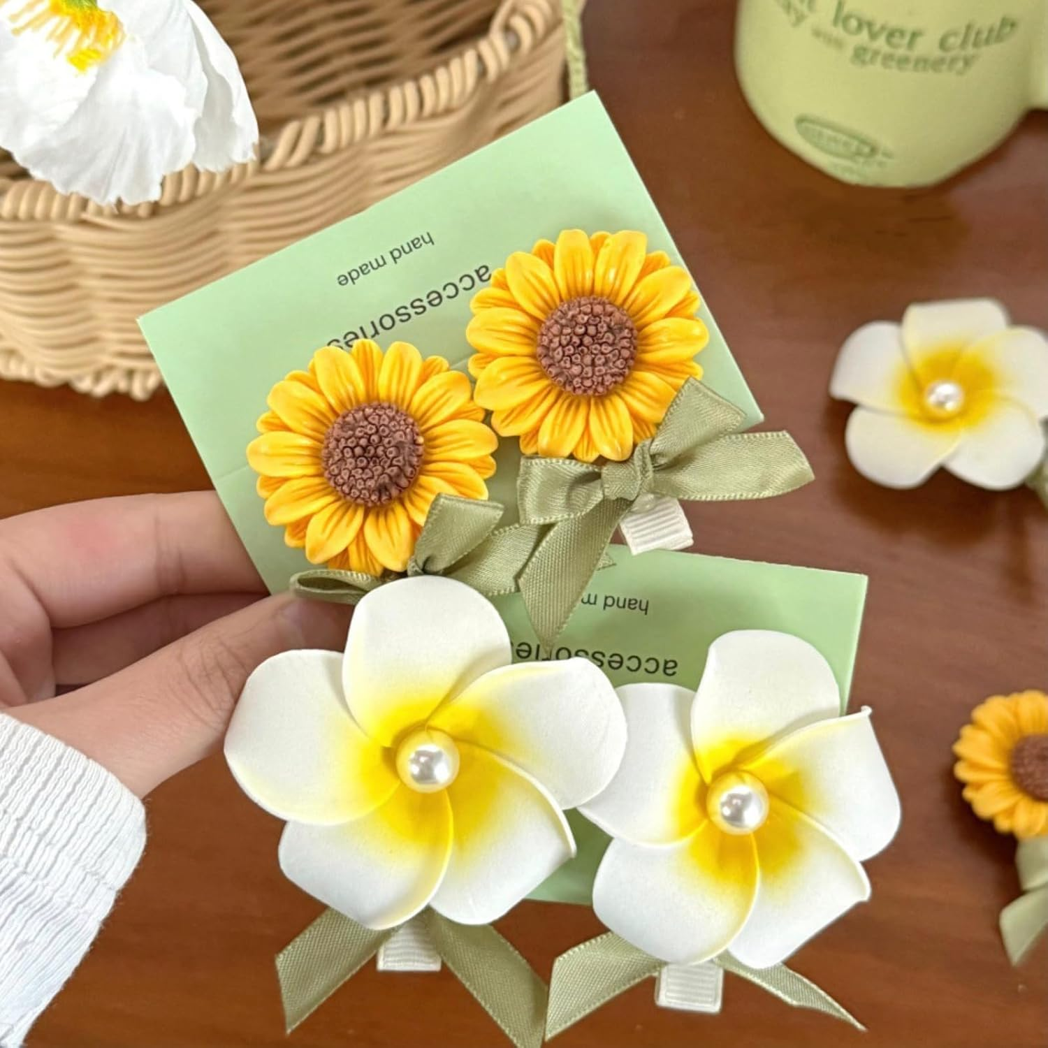 Pack of 4 Hair Clips, Hair Clips with Sunflowers, Stylish Hair Pin with Pearl Ribbons, Hawaiian Flowers Hair Clip for Women, Girls, Summer Beach, Party, Wedding Decoration (Green-V) image number 4