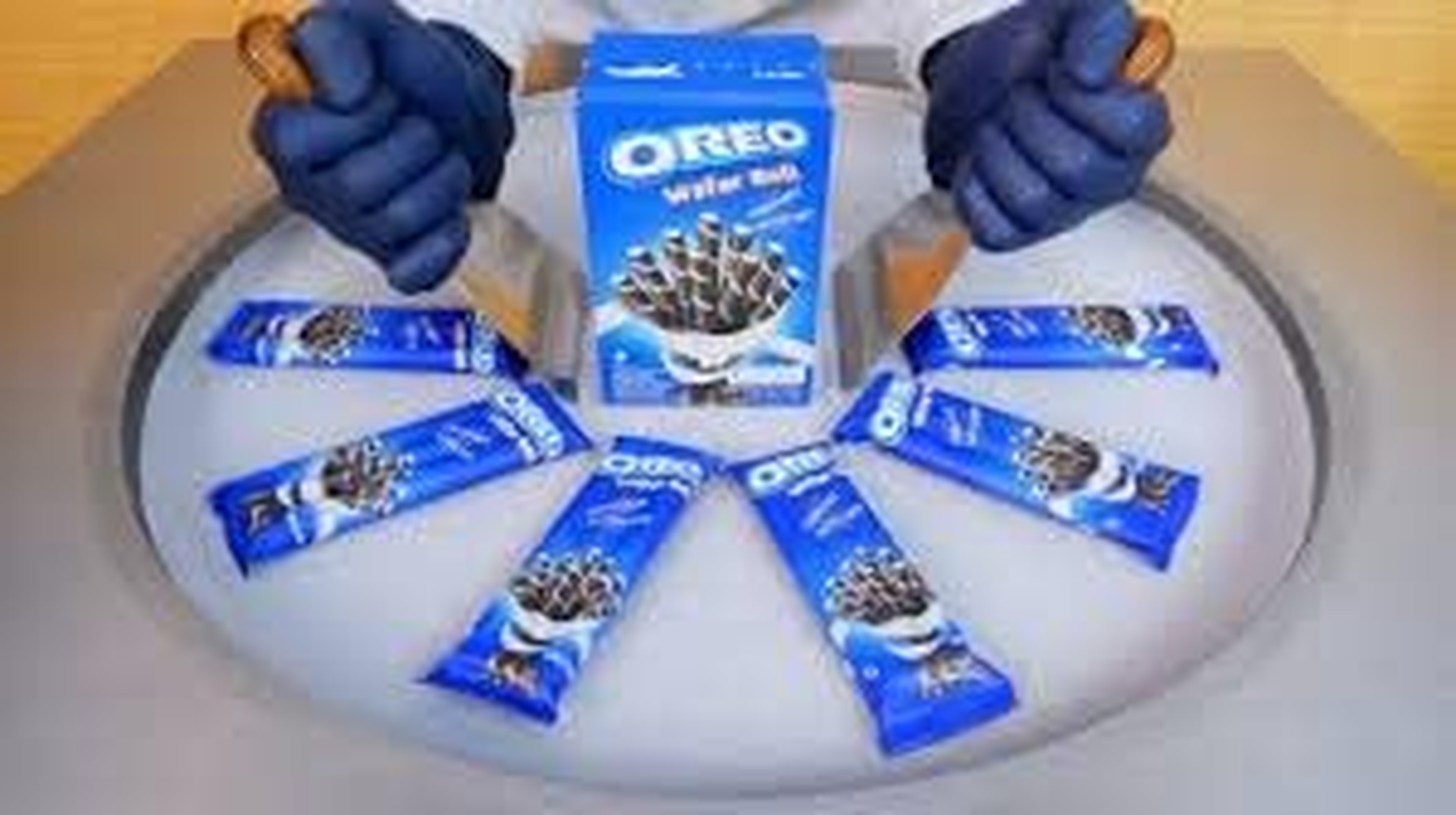 Oreos Wafer Roll Variety Pack (Set of 2) | Chocolate (54G) - Vanilla (54G) image number 2