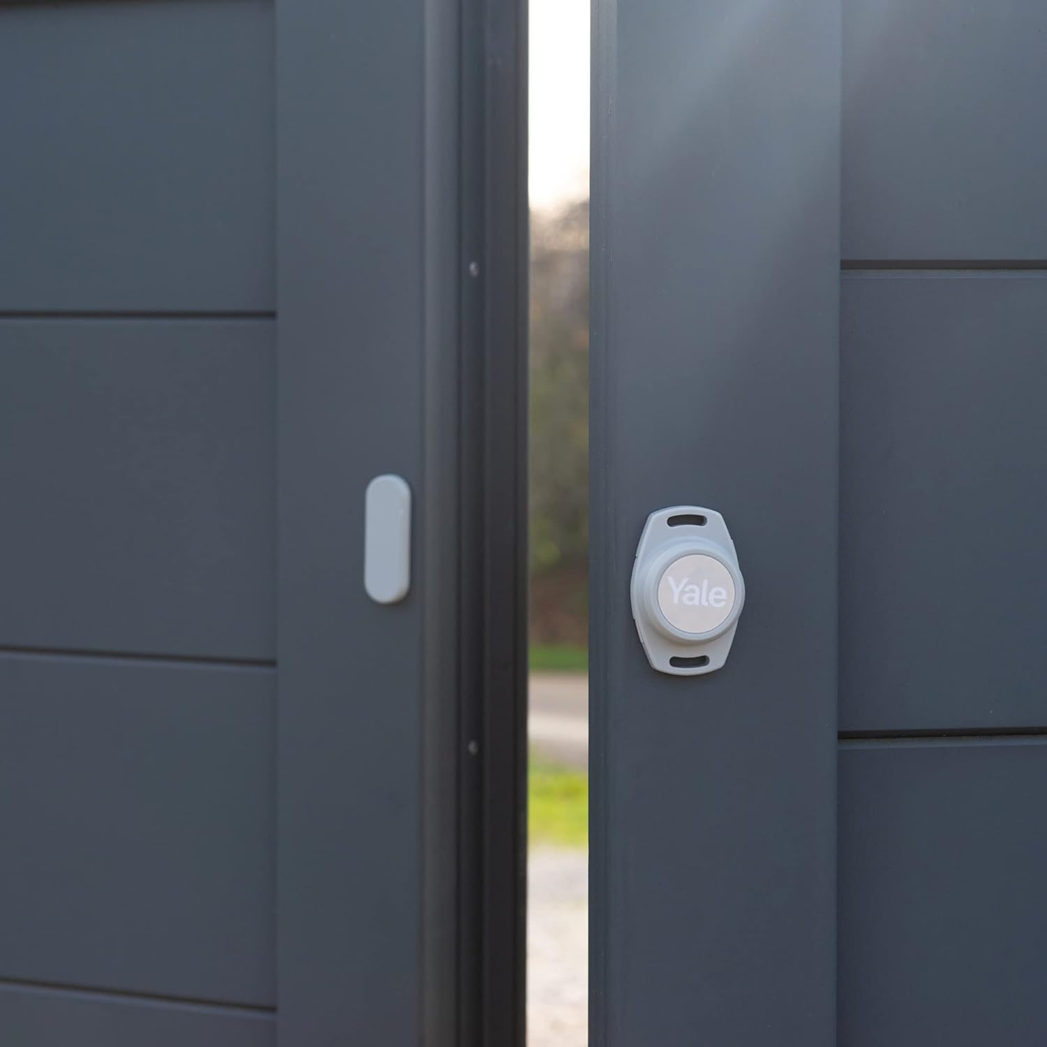 Yale Smart Gate Opening - Connected to Wi-Fi - Automatic Opening - Remote Control - Shared Access - Easy Installation - 05/102310/BW