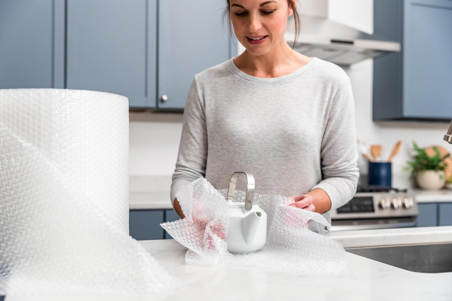 Duck Brand Bubble Wrap Roll, Original Bubble Cushioning, 12" X 175', Perforated Every 12" (286891) image number 6