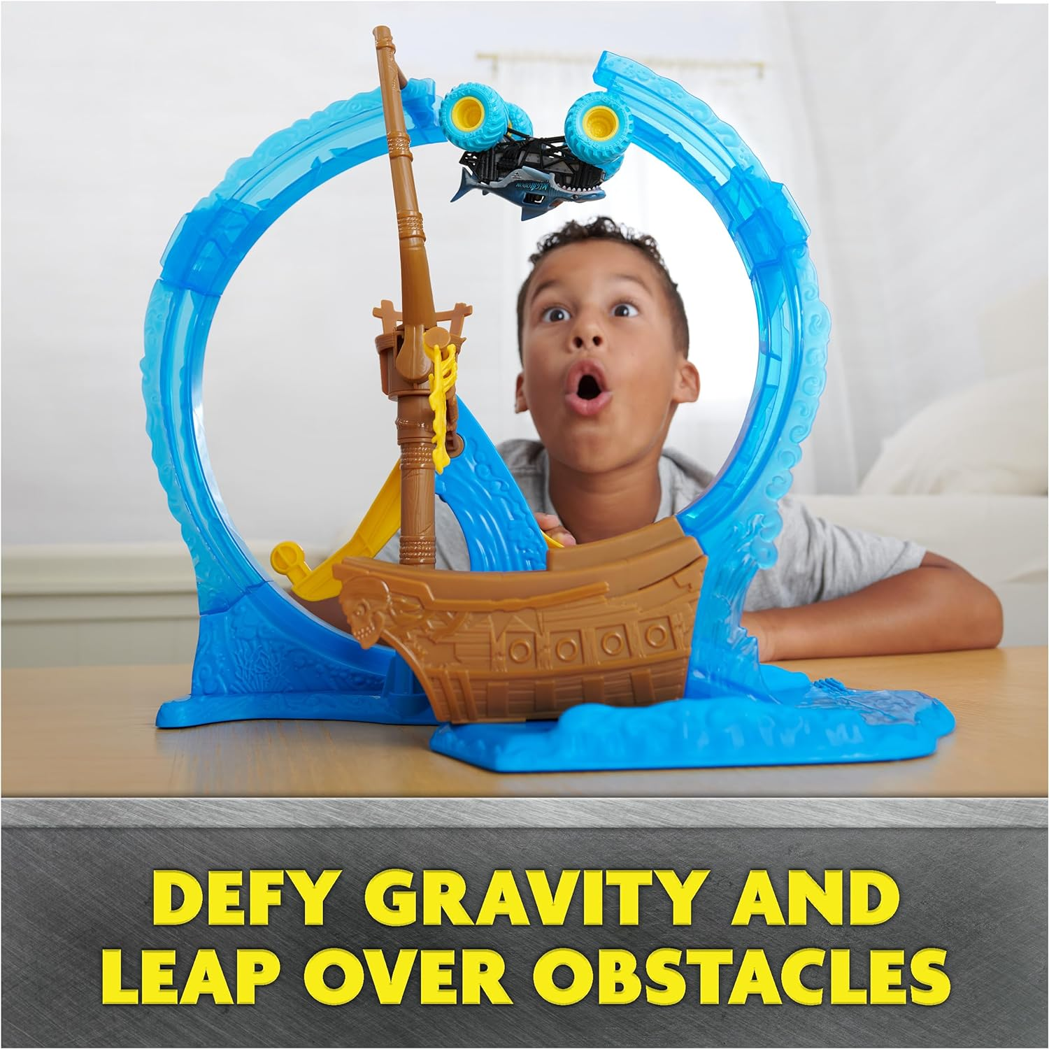 Monster Jam, Megalodon Loop of Doom Stunt Playset with Exclusive 1:64 Scale Die-Cast Monster Truck for Kids Toys for Boys Ages 3 4 5 6 and Up image number 1