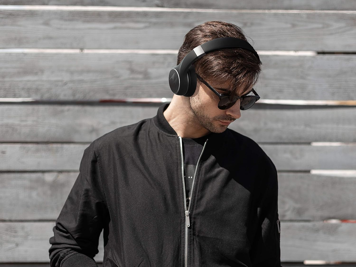 Motorola Sound Motorola Escape 220 | Wireless Bluetooth Headphones and On-Ear Headset | Foldable | Pack of 23 | Siri and Google Now Compatible, Black image number 5