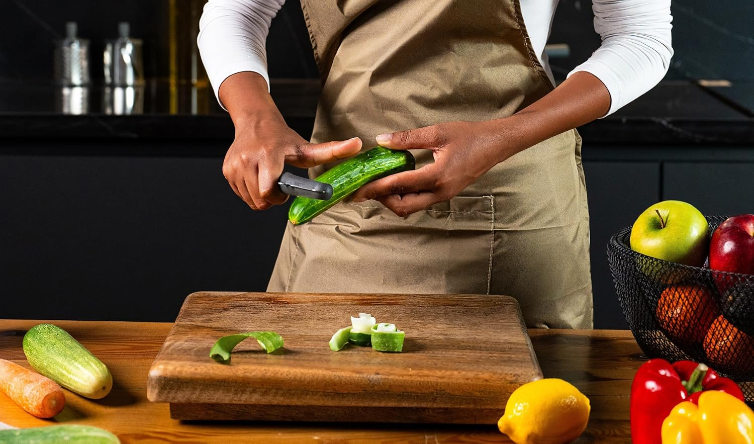 Zyliss Swivel Peeler - Ergonomic Handle, Premium Quality Blade, Blade Cover and Eye Cutter, Perfect for Effortless Peeling of Fruits and Vegetables, Made from up to 50% Wheat Straw Material image number 3