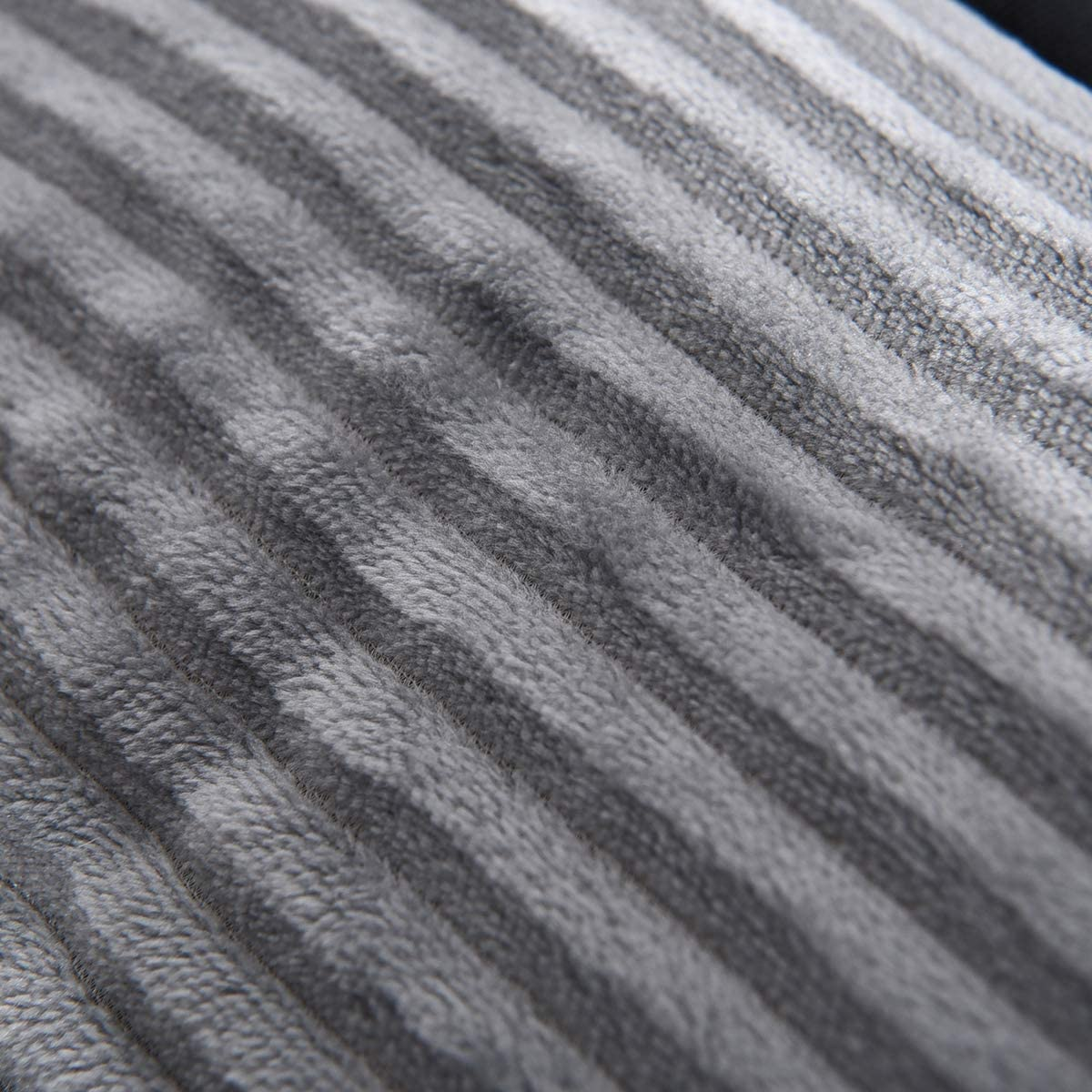 Amazon Basics Self Warming Pet Bed for Cat or Dog, Rectangle, 61Cm image number 4