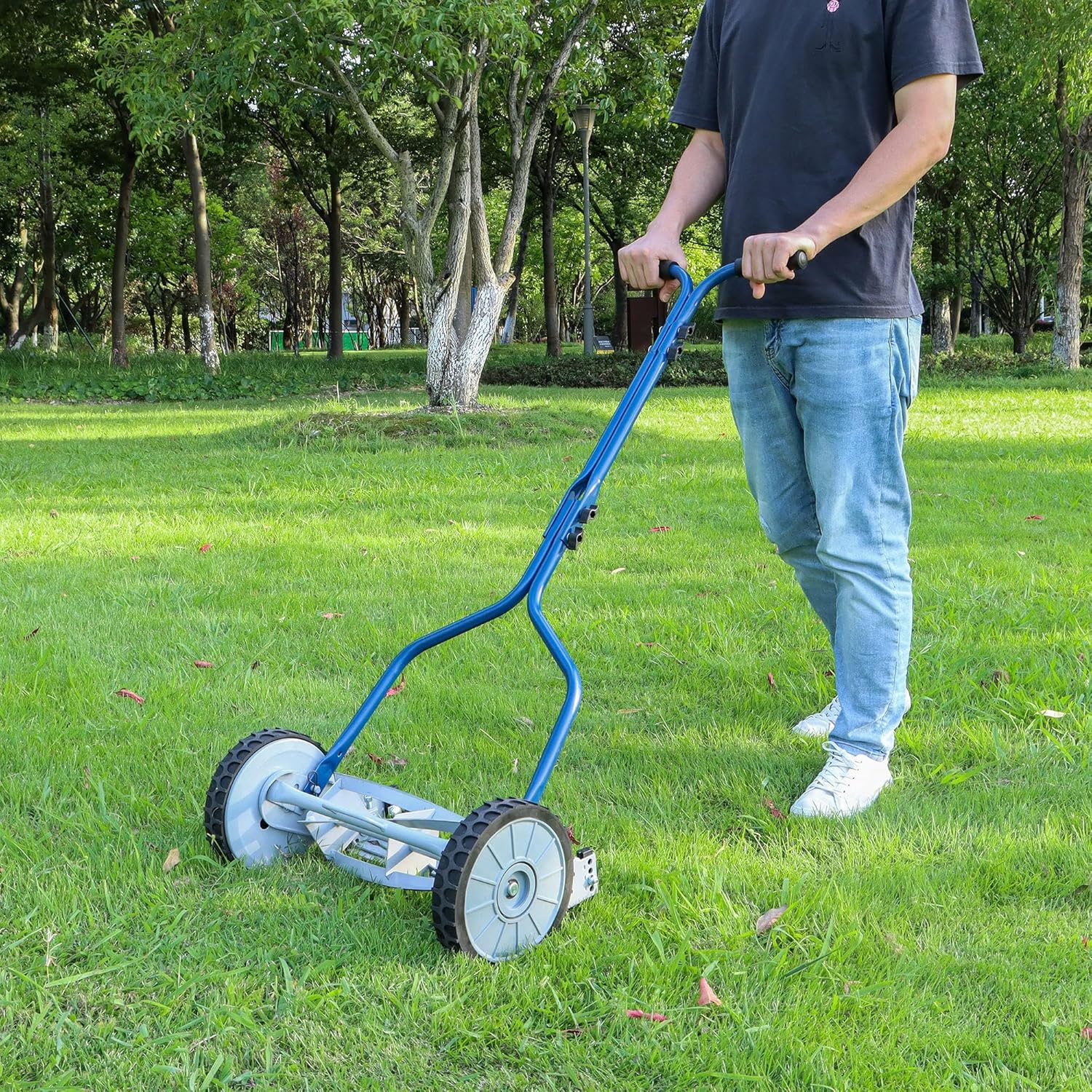 Amazon Basics 5.56 CM 4-Blade Push Reel Lawn Mower, Blue image number 6