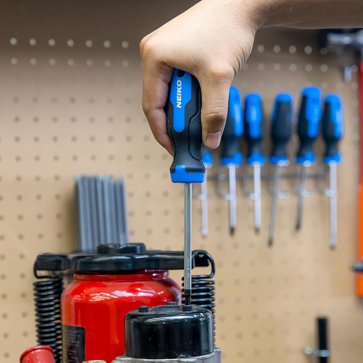 NEIKO 01377A Magnetic Torx Screwdriver Set | 12 Piece | T5 &ndash; T40 | 6 Point Star Head Driver | Heat Treated Chrome Vanadium Steel | Non Slip Cushioned Handle Grip | Magnet Bit Tip | Carrying Pouch image number 3