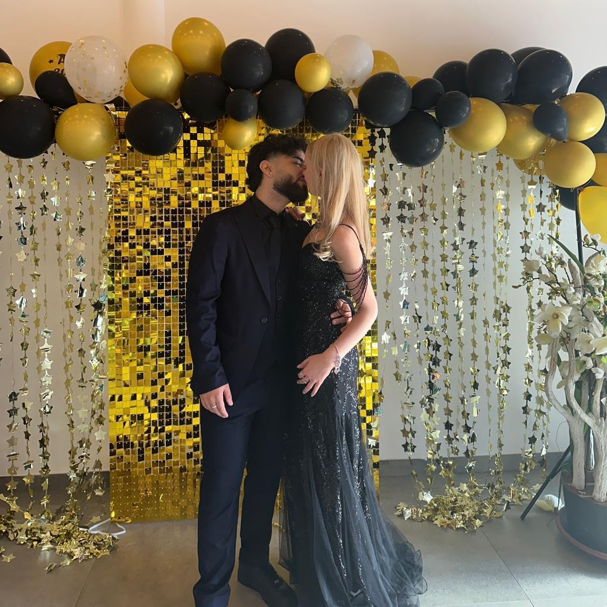 Black and Gold Balloon Garland Arch Kit, 140PCS Black Gold Confetti Balloons Arch Kit 5 10 12 18 Inch Different Sizes Latex Balloons for Graduation Birthday New Year Anniversary Party Decorations image number 3