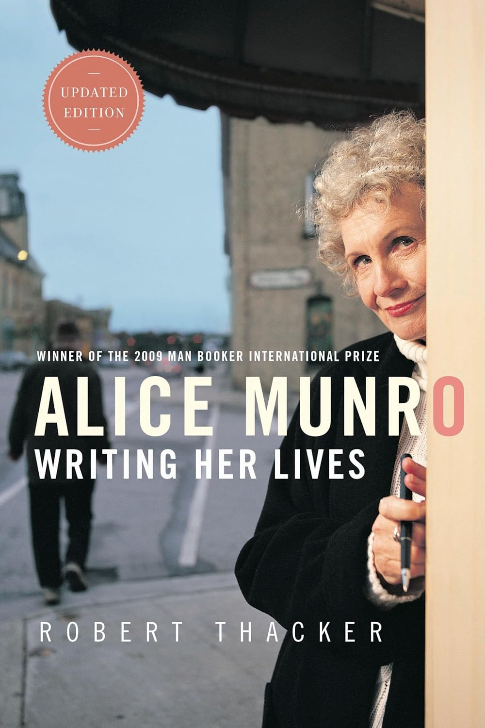Alice Munro: Writing Her Lives image number 1