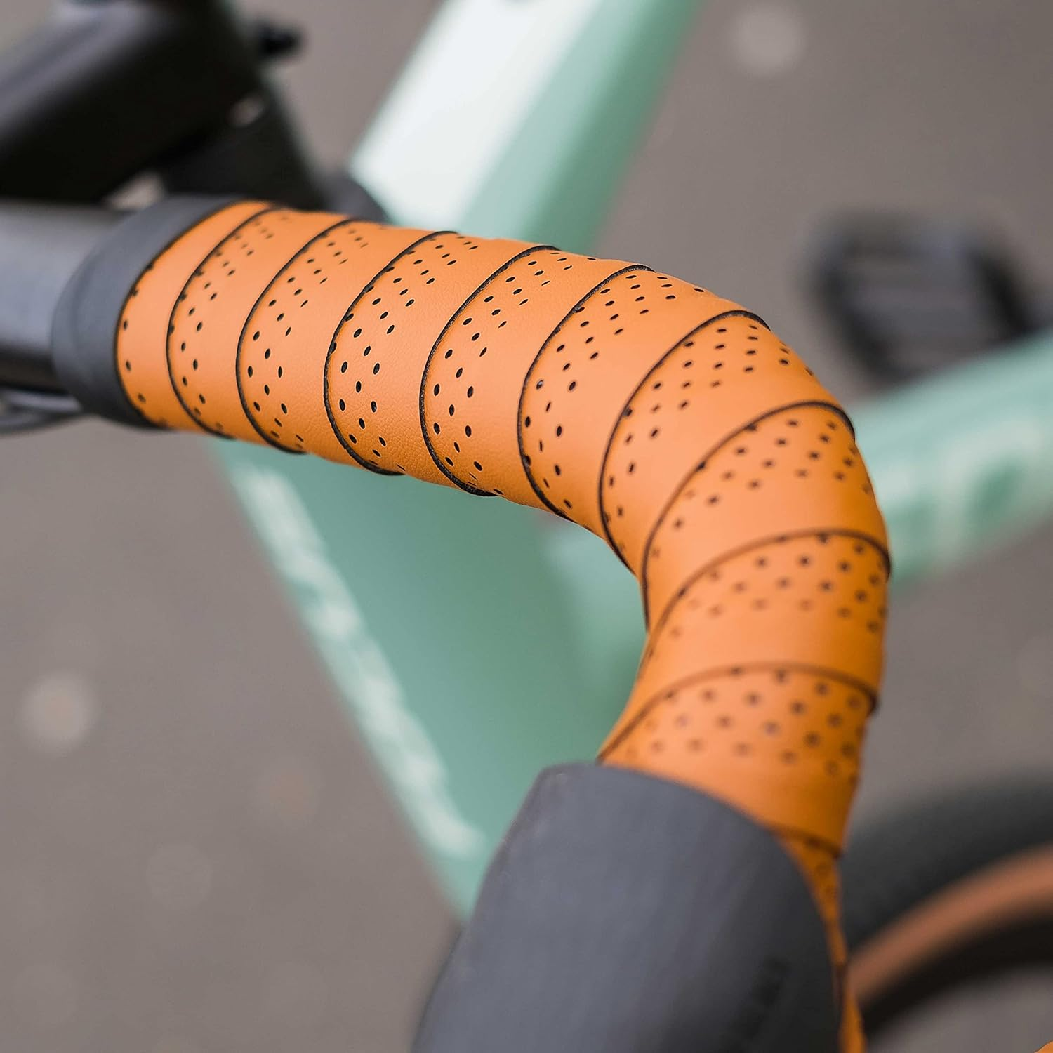 BBB Cycling Bike Handlebar Tape I Leather Look Bar Tape Road Bike I Non-Slip Bike Tape Includes Handlebar Plugs I Speedribbon BHT-12 Brown image number 1