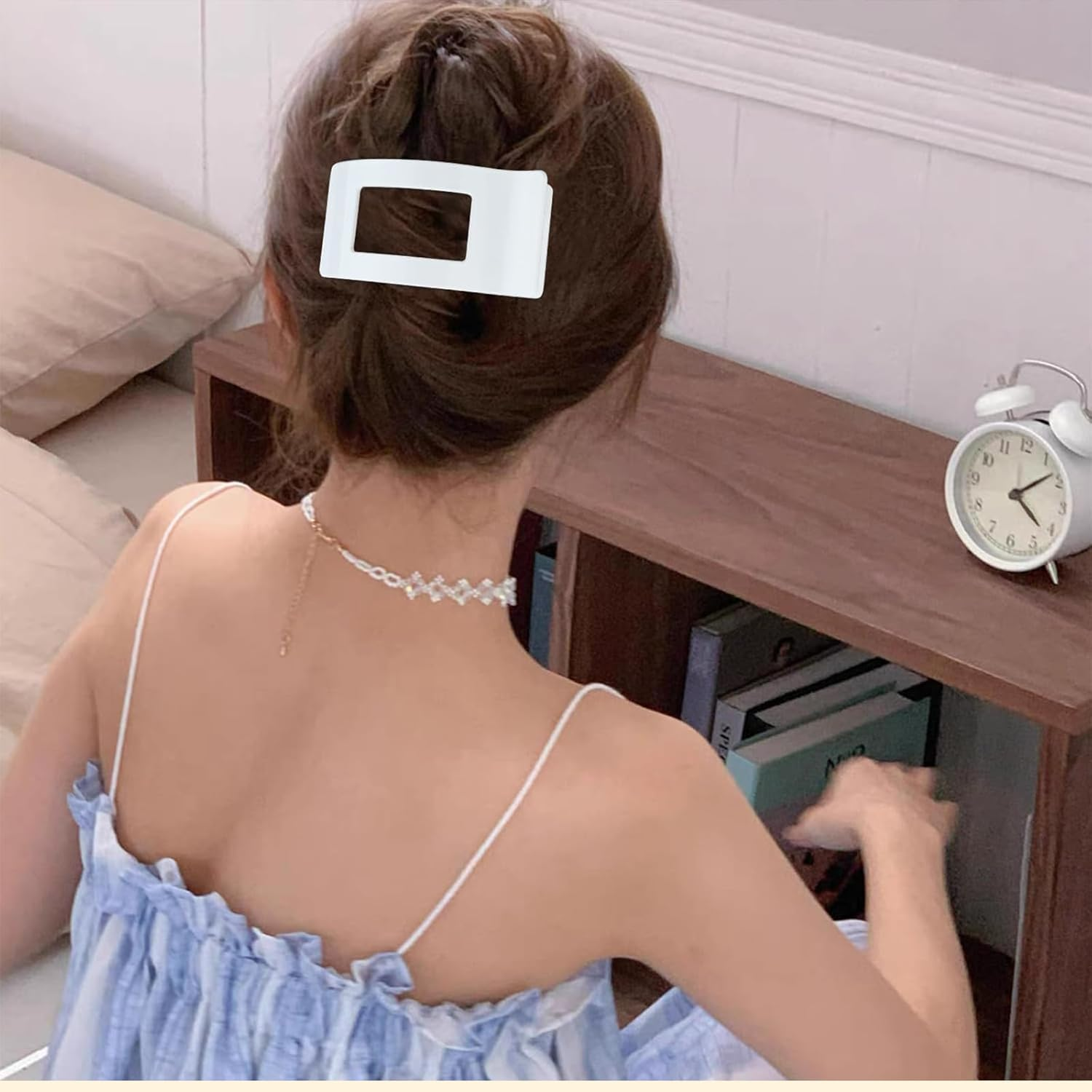 Celblisora Pack of 4 Flat Hair Clips for Women and Girls, Flat Claw Clips, Strong Hold, Large Side Hair Clip, French Hair Clip with Duck Beak image number 3