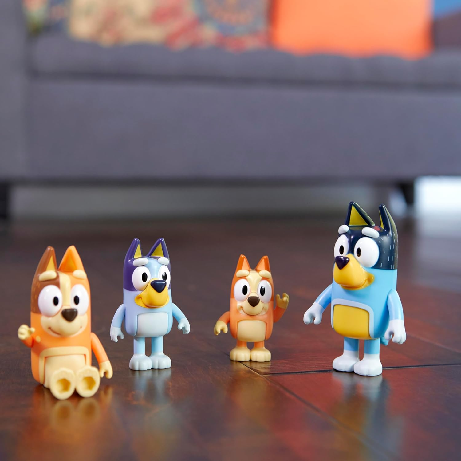 Bluey Figure 4 Pack, Bluey and Family, 6.35Cm Poseable Figures with Accessories, Kids Can Recreate Their Favorite Moments image number 5