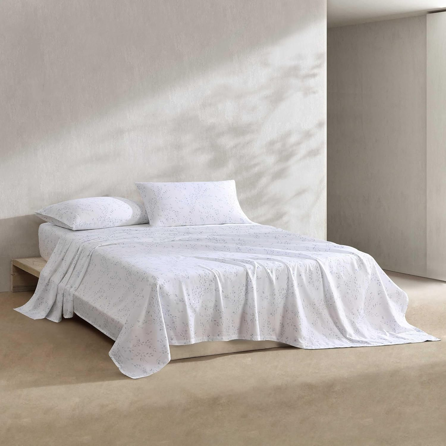 Calvin Klein - Queen Sheet Set, Cotton Sateen Bedding Set, Luxuriously Soft Home Decor (Airy Botanical Blue, Queen) image number 5