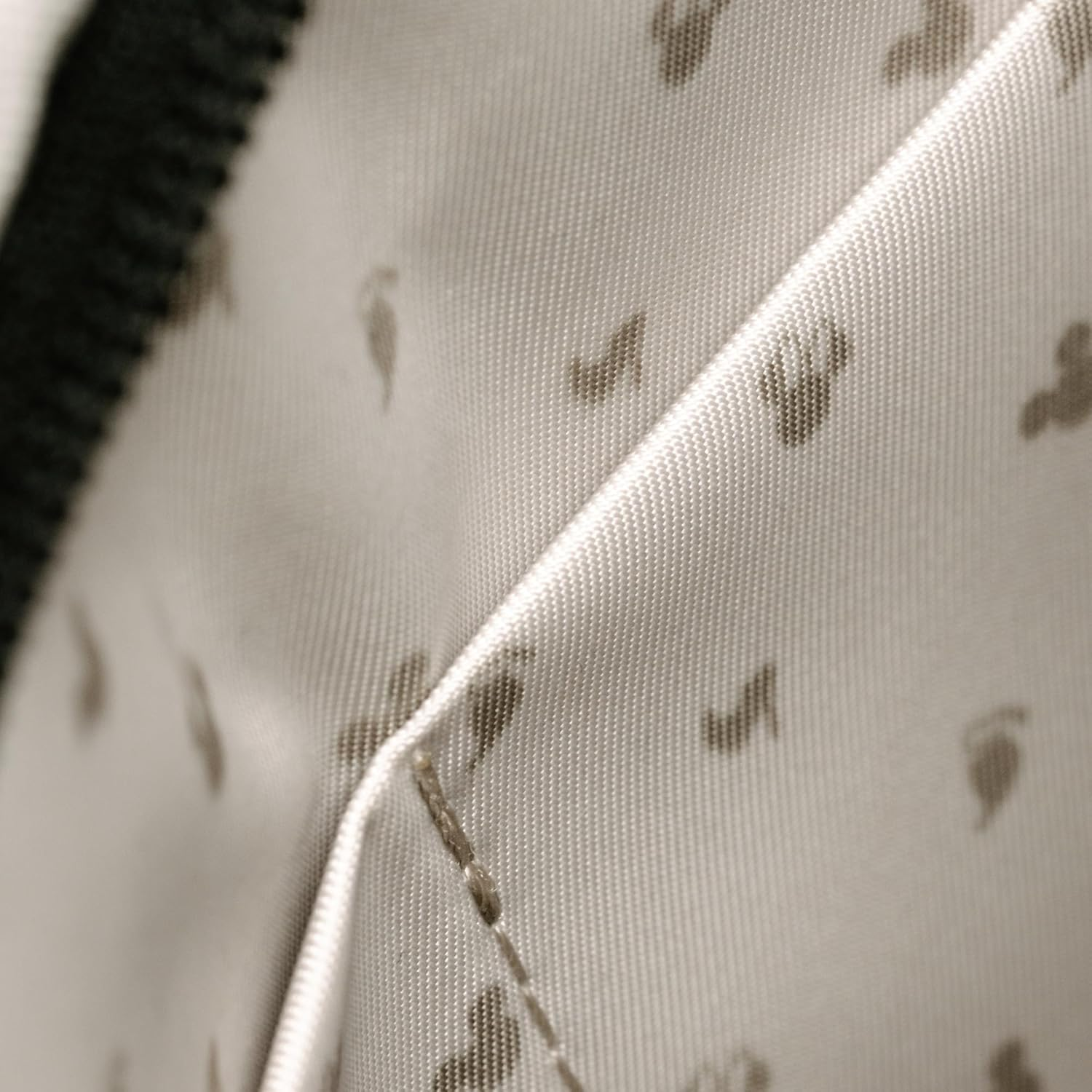 Disney&trade; | Orbitkey Urban Sling Mini - Minnie Mouse&trade; image number 3