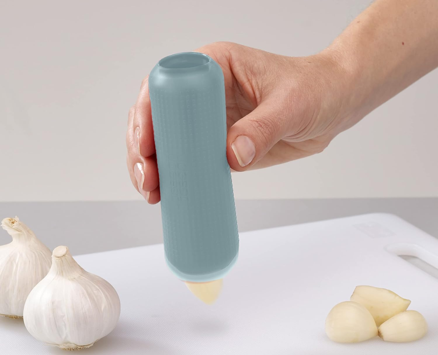 Joseph Joseph Duo Silicone Garlic Peeler, Skin Remover Roller, Peel without Smell, Opal image number 4