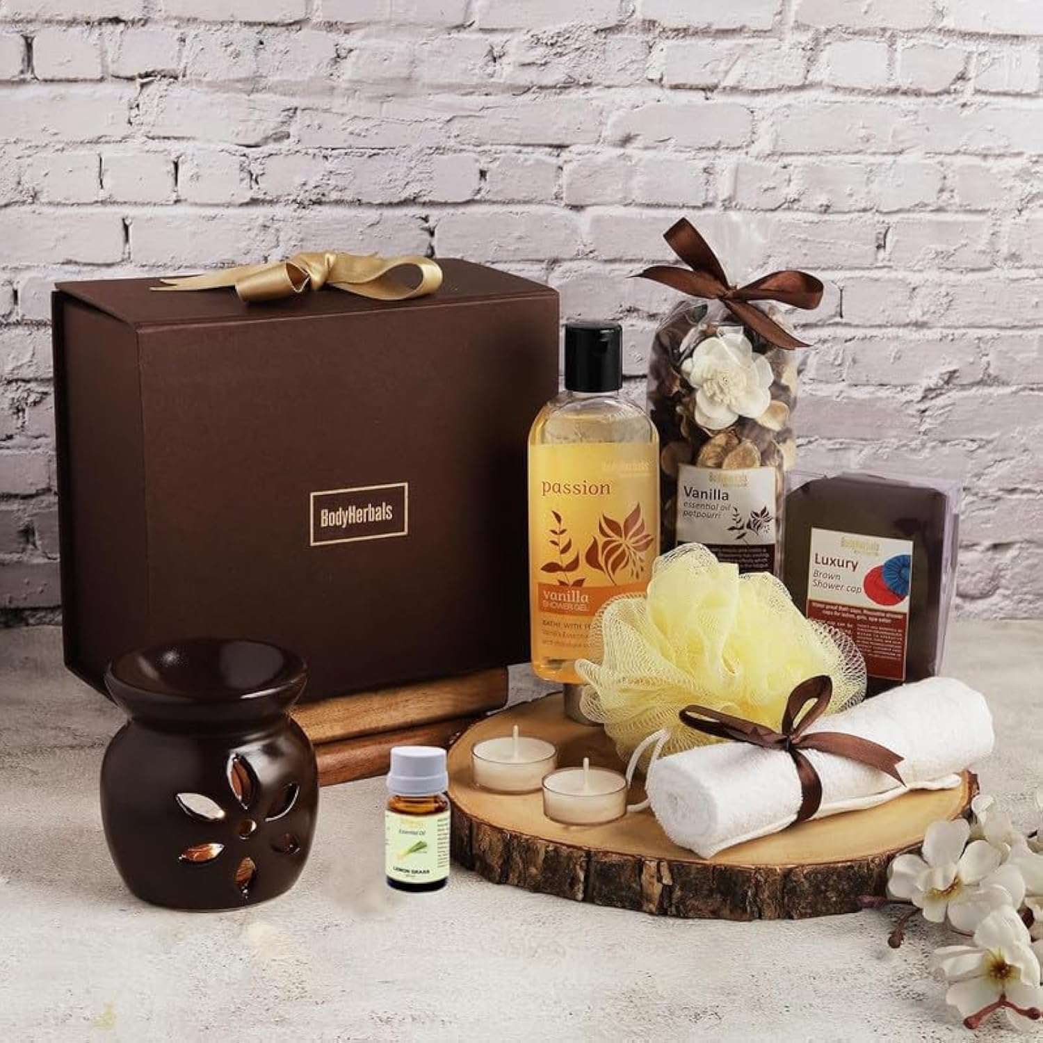 Bodyherbals Vanilla Bath & Body Spa (Shower Gel, Towel, Bath Puff, Potpourri, Shower Cap, 2 Tea Lights) image number 2