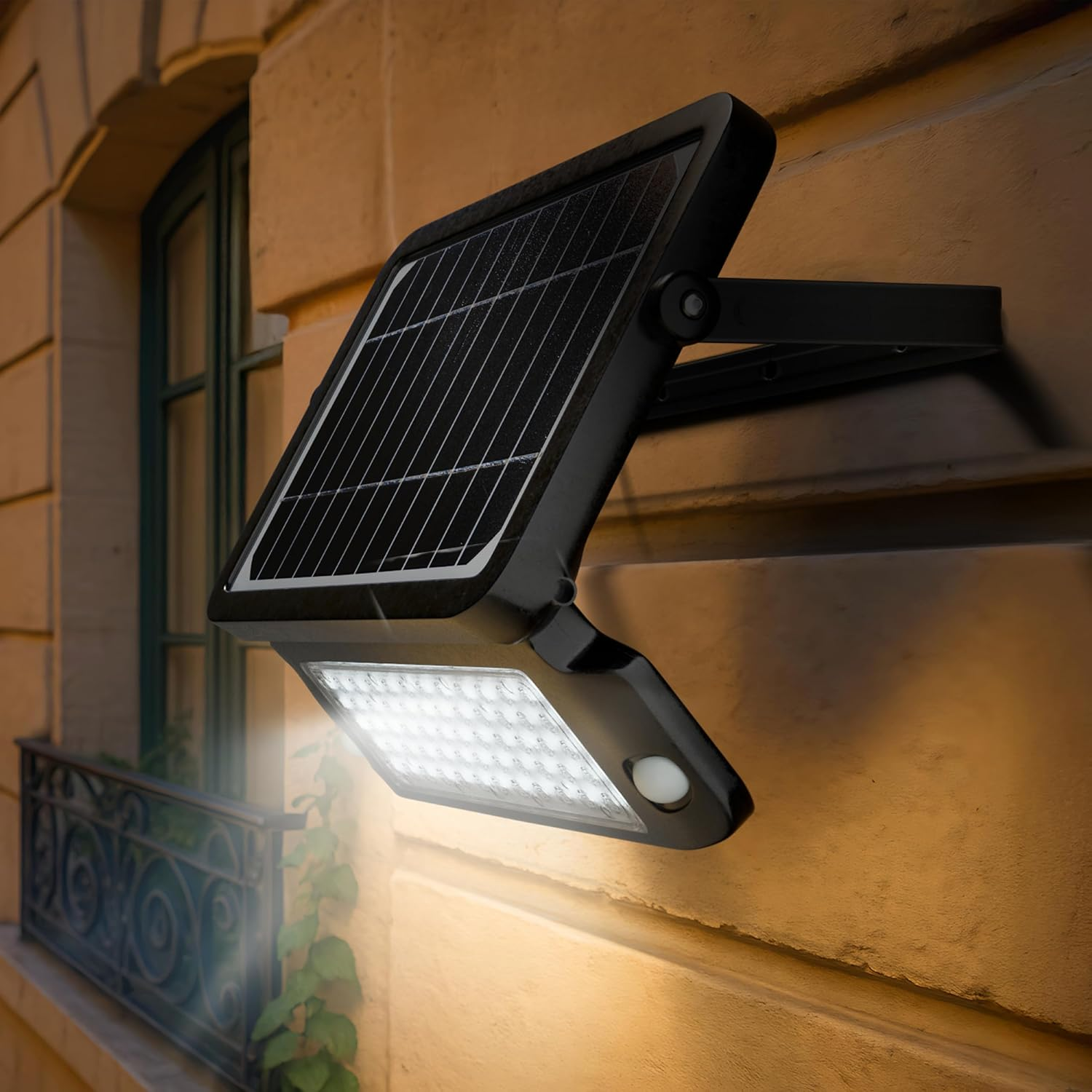 Luceco Solar Guardian PIR Floodlight Black, IP65 Rated, 10 Watts