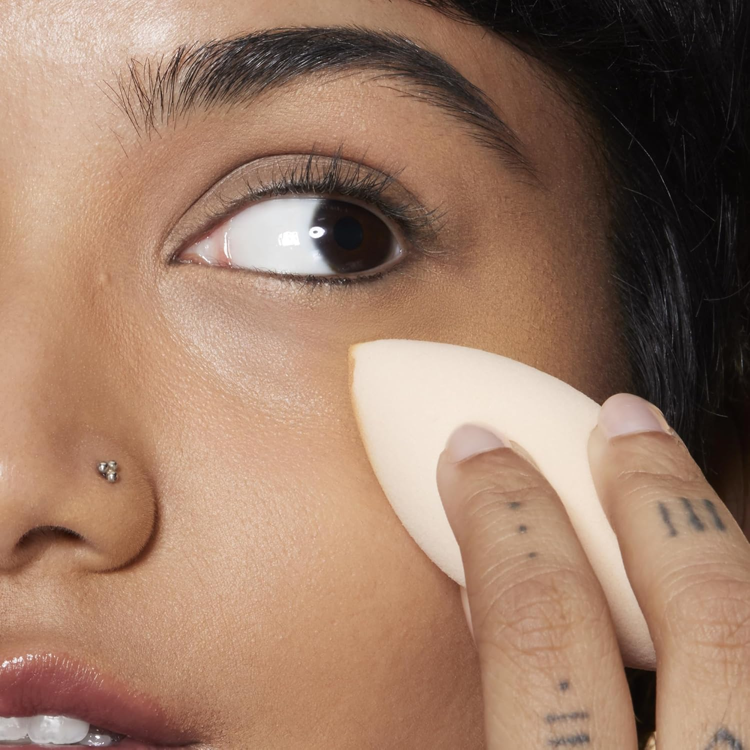 E.L.F. Camo Concealer Sponge, Dual-Pointed, Good for Hard to Reach Areas, Applies Makeup Flawlessly, Cruelty Free, 84819 image number 1