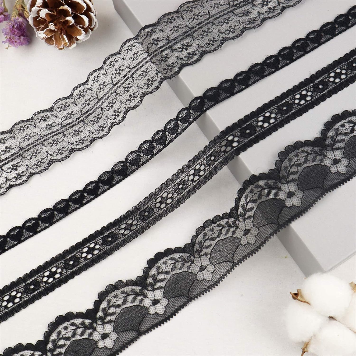 ZNZAKKA White Lace Ribbon Sewing Flower Lace Trim for Crafts Bridal Wedding Decorations, Bouquet and Gift Packaging (1.4Inch, 22 Yards)