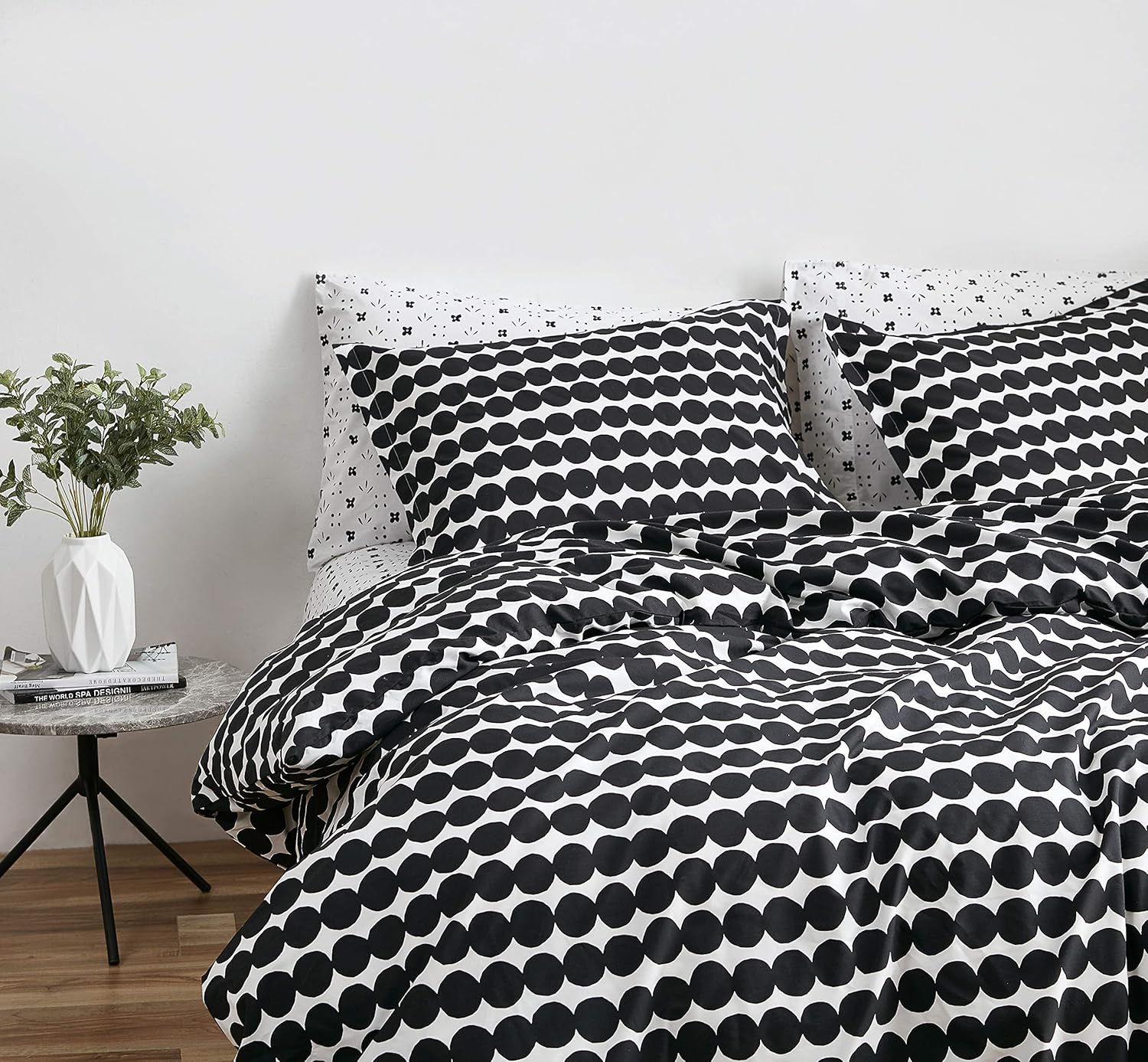 MARIMEKKO - Queen Duvet Cover Set, Cotton Bedding with Matching Shams & Button Closure, All Season Home Decor (Rasymatto Black, Queen) image number 2