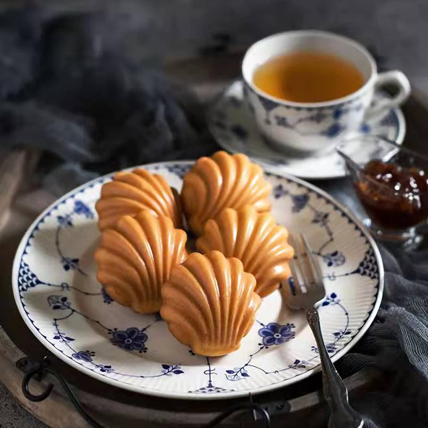 Madeleine Baking Moulds Shell Mould Cake Mould Bear Paws Baking Mould Non-Stick Madeleine Baking Tray Mould French Dessert Baking Mould Made of Carbon Steel 9 Cavities for Muffins Brownies Bread