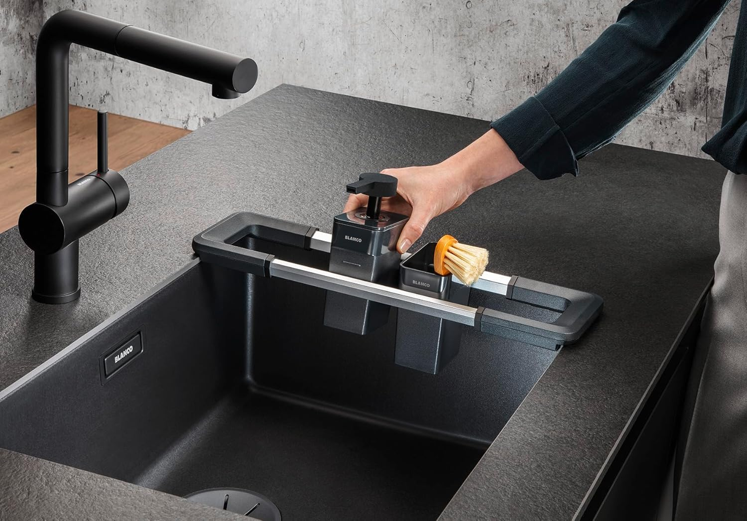 BLANCO Worktop Organiser Main Set | Extendable Rail 396-440 Mm for Sinks | Kitchen Utensils Perfectly Organised | Soap Dispenser for Washing up Liquid, Cleaning Container & Drip Tray image number 4